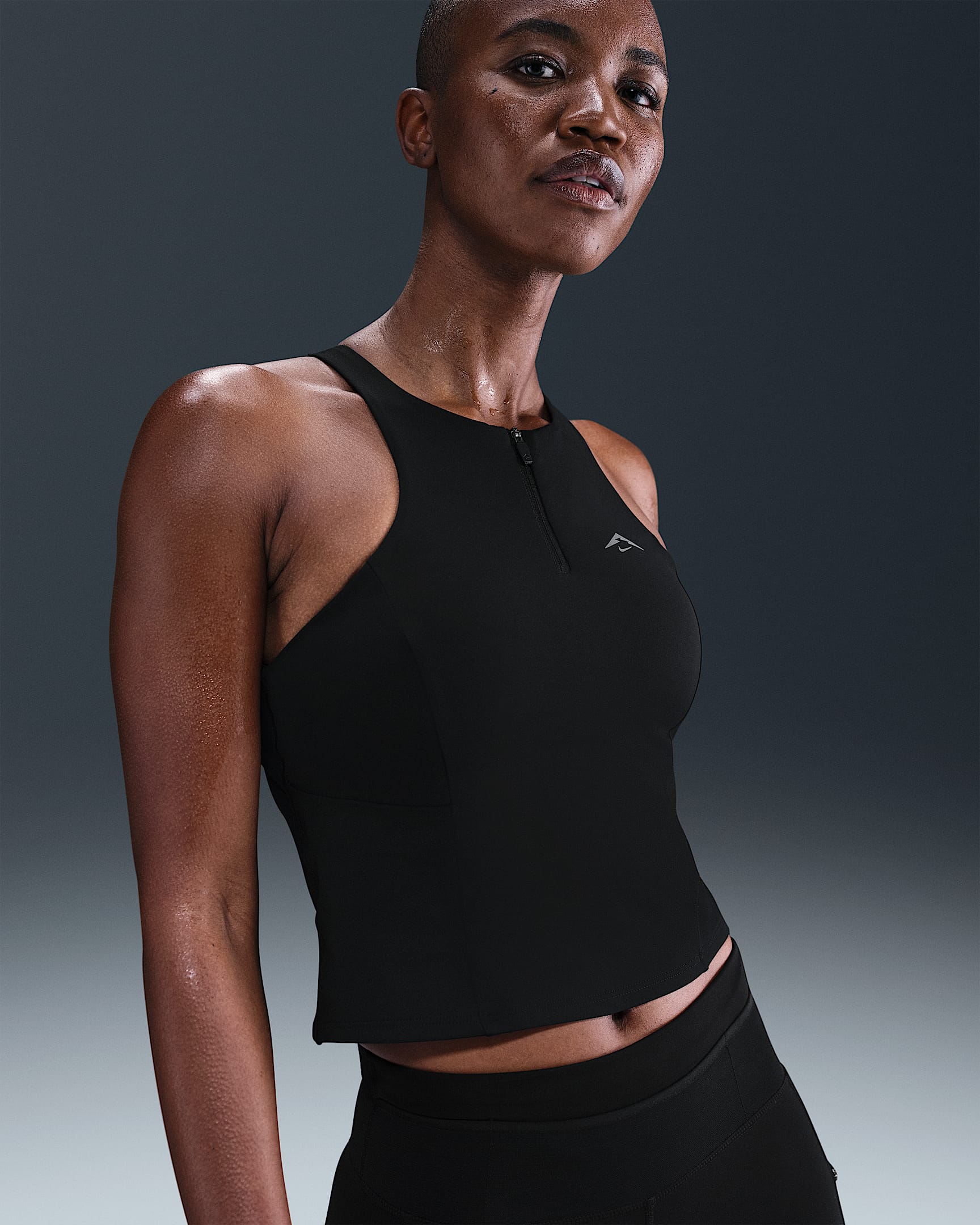 Camiseta de tirantes con bra deportivo de sujeción media con almohadillas para mujer Nike Trail - Negro/Blanco cumbre