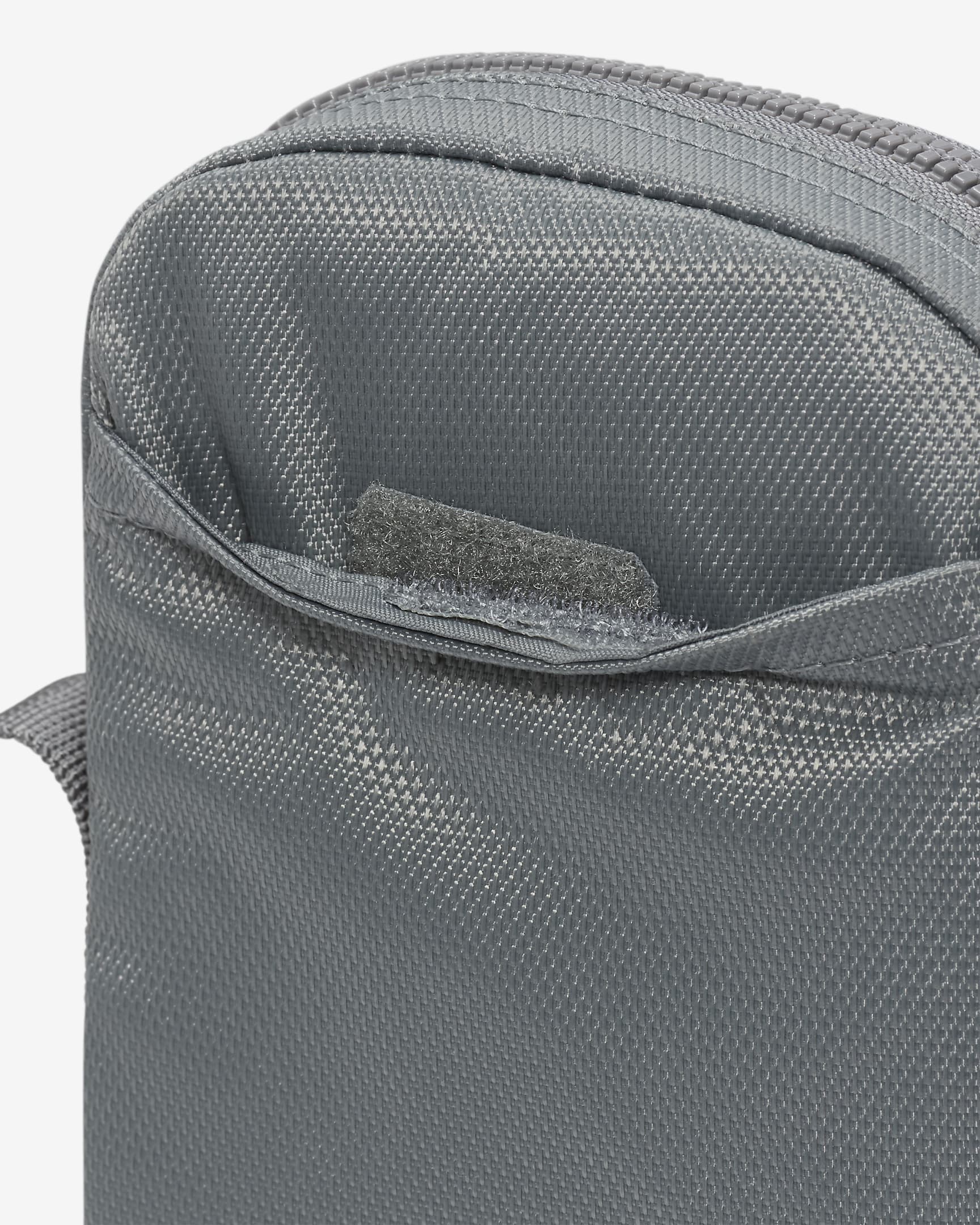 Nike Heritage Crossbody-Tasche (klein, 1 l) - Smoke Grey/Smoke Grey/Summit White