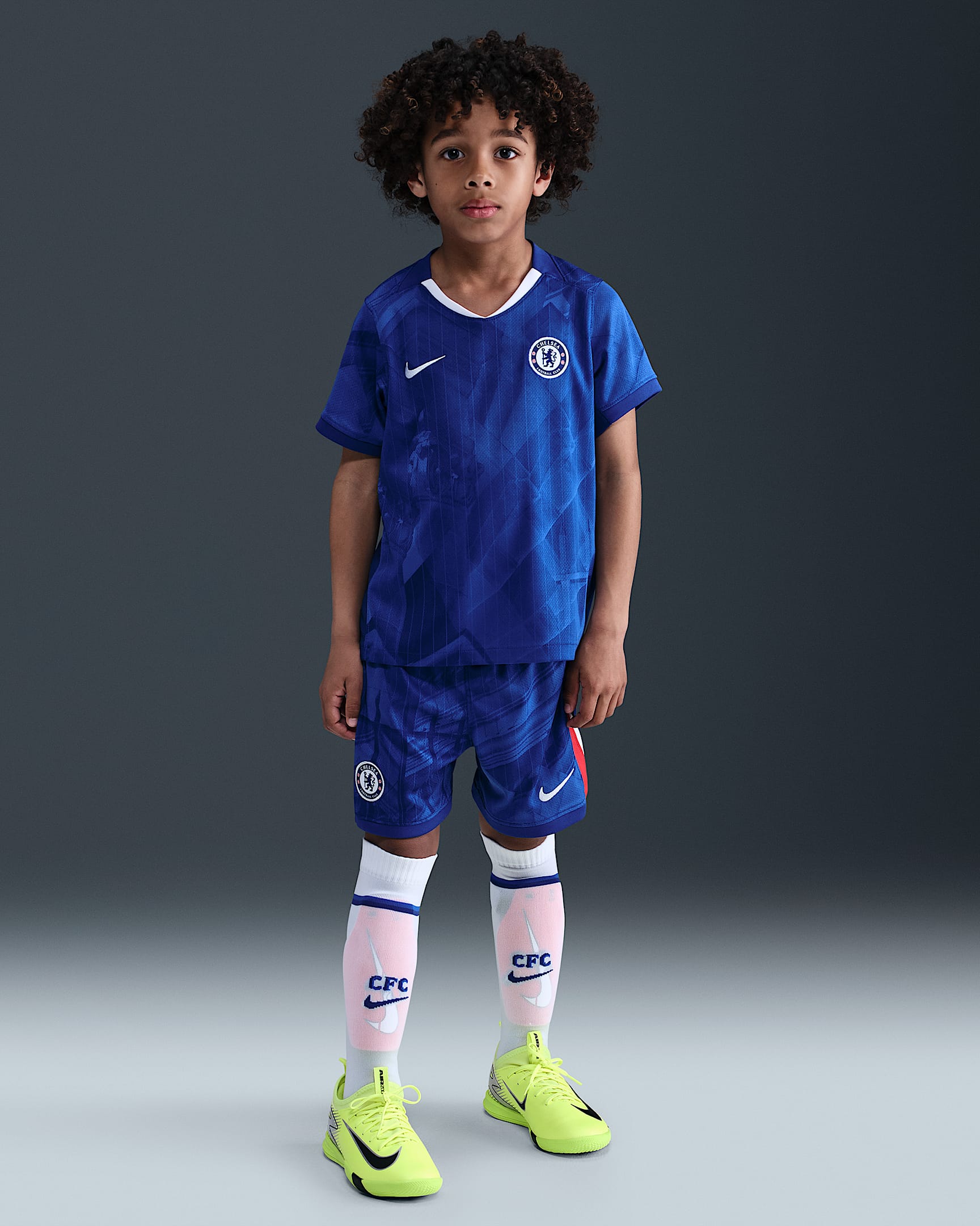 Tredelat fotbollsställ Chelsea FC 2025/26 Stadium (hemmaställ) Nike Replica för barn - Rush Blue/Vit/Speed Red/Vit