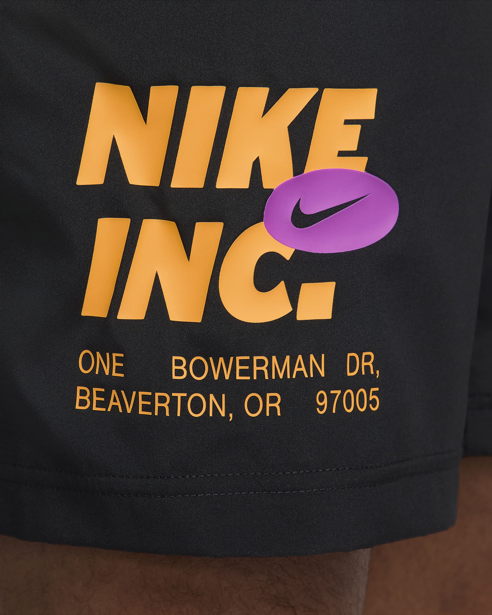 Nike Form Dri-FIT 18 cm-es, bélés nélküli férfi fitneszrövidnadrág - Fekete/Sundial/Vivid Purple