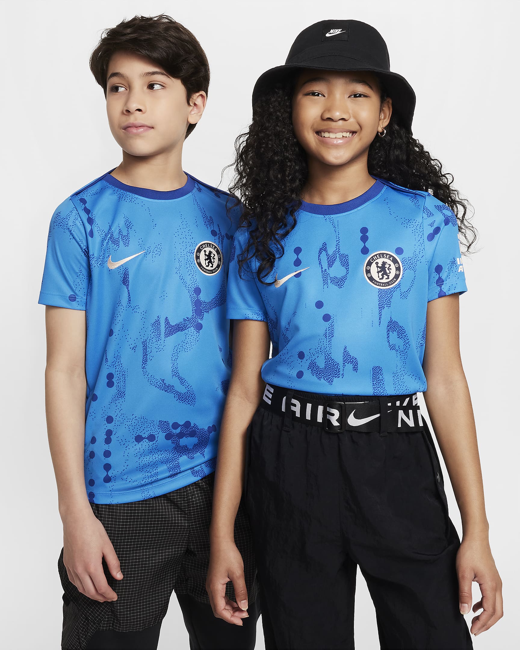 FC Chelsea Academy Pro Nike Dri-FIT Pre-Match Kurzarm-Fußballoberteil (ältere Kinder) - Light Photo Blue/Rush Blue/Guava Ice