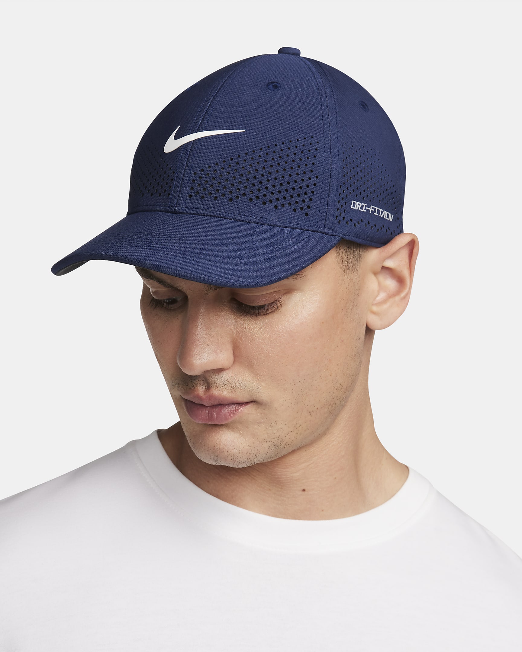 หมวกแก๊ป Swoosh มีโครง Nike Dri-FIT ADV Club - Midnight Navy/ขาว