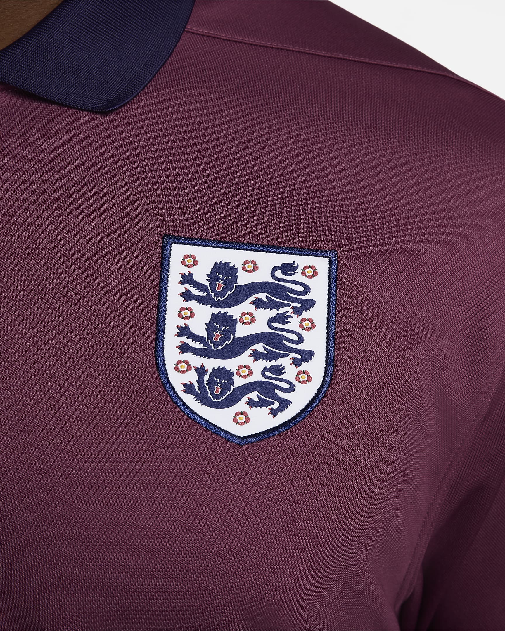 England Victory Nike Dri-FIT Fußball-Poloshirt für Herren - Rosewood/Sesame/Weiß