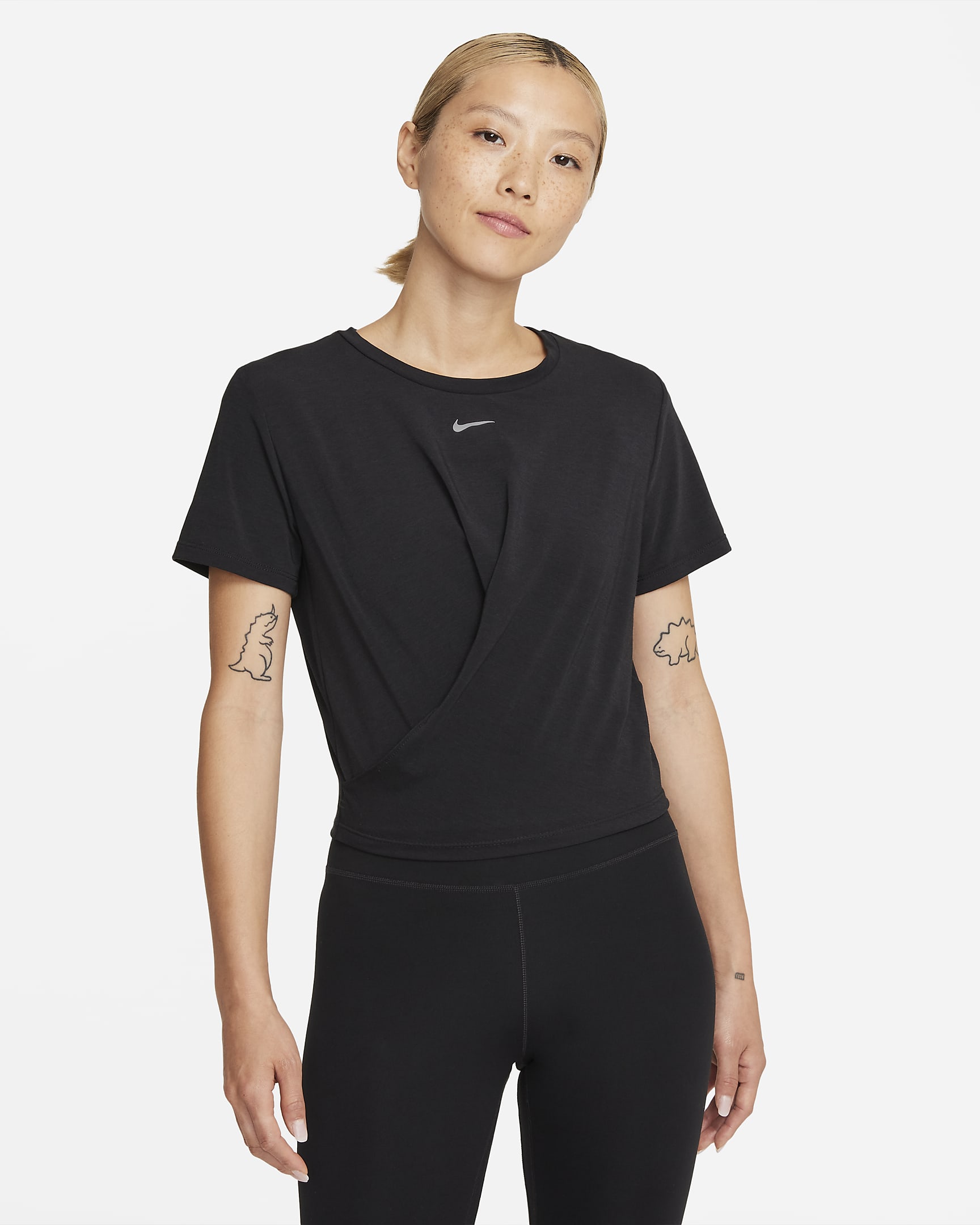 เสื้อแขนสั้นผู้หญิงทรงมาตรฐานแบบมีลูกเล่น Nike Dri-FIT One Luxe - ดำ