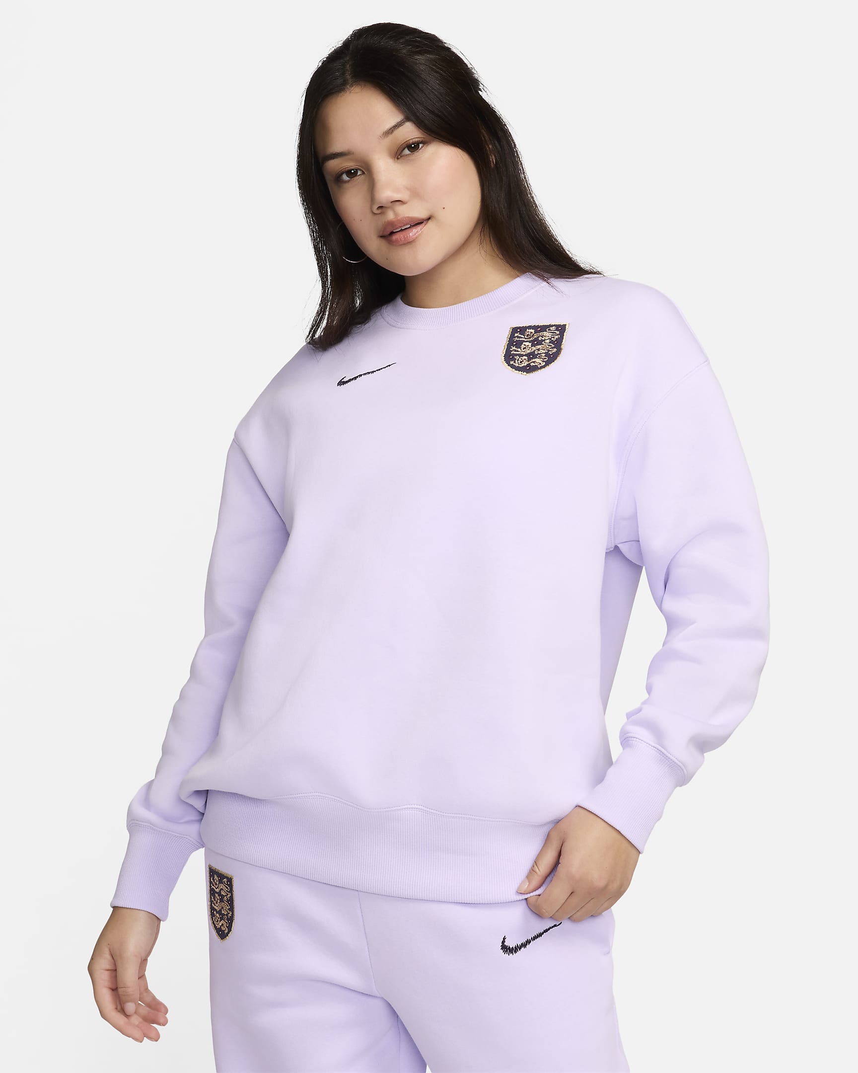 England Phoenix Fleece Nike Oversize-Fußball-Sweatshirt mit Rundhalsausschnitt für Damen - Violet Mist/Dark Raisin