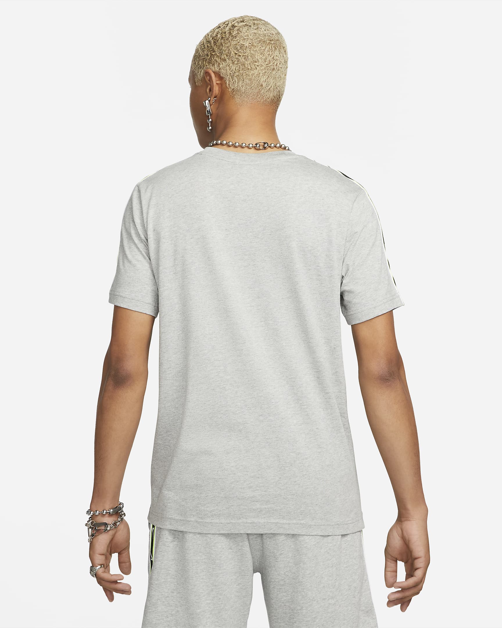 Nike Sportswear Repeat Men's T-Shirt. Nike RO