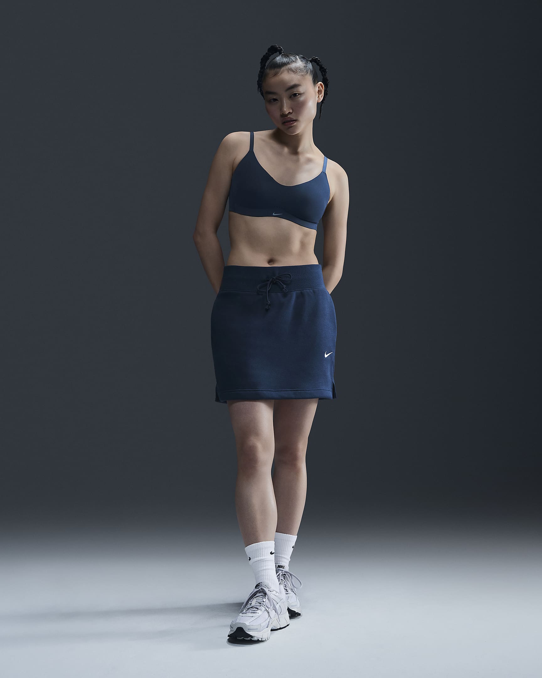 Bra deportivo convertible y acolchado de baja sujeción para mujer Nike Alate Minimalist - Azul marino militar/Blanco