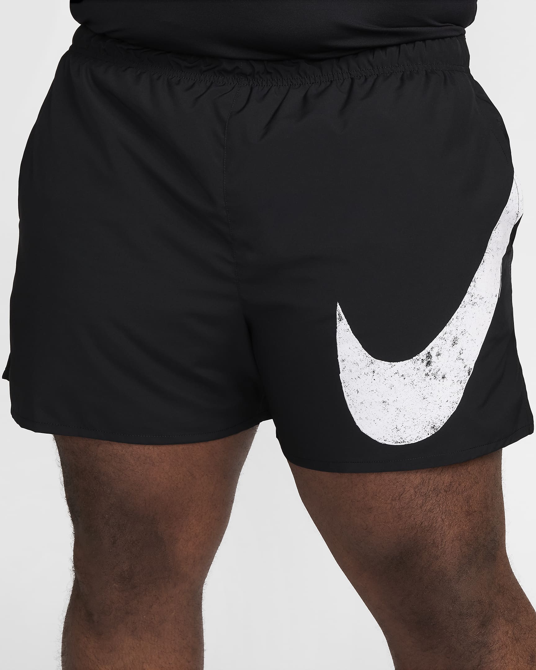 Nike Challenger Swoosh Dri-FIT løpeshorts (13 cm) til herre - Svart/Svart/Svart/Hvit