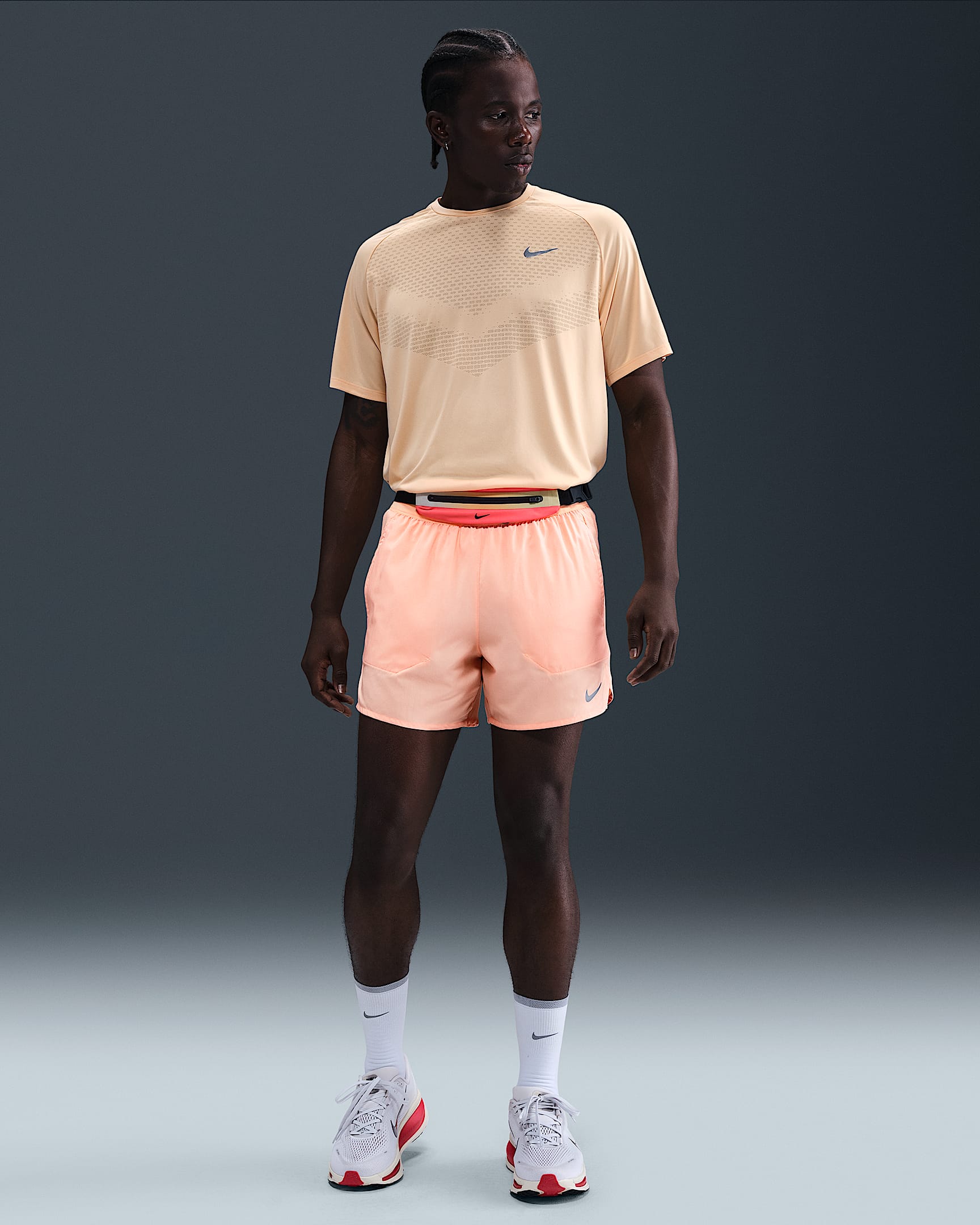Short de running avec sous-short intégré Dri-FIT Nike Stride 13 cm pour homme - Orange Chalk/Noir