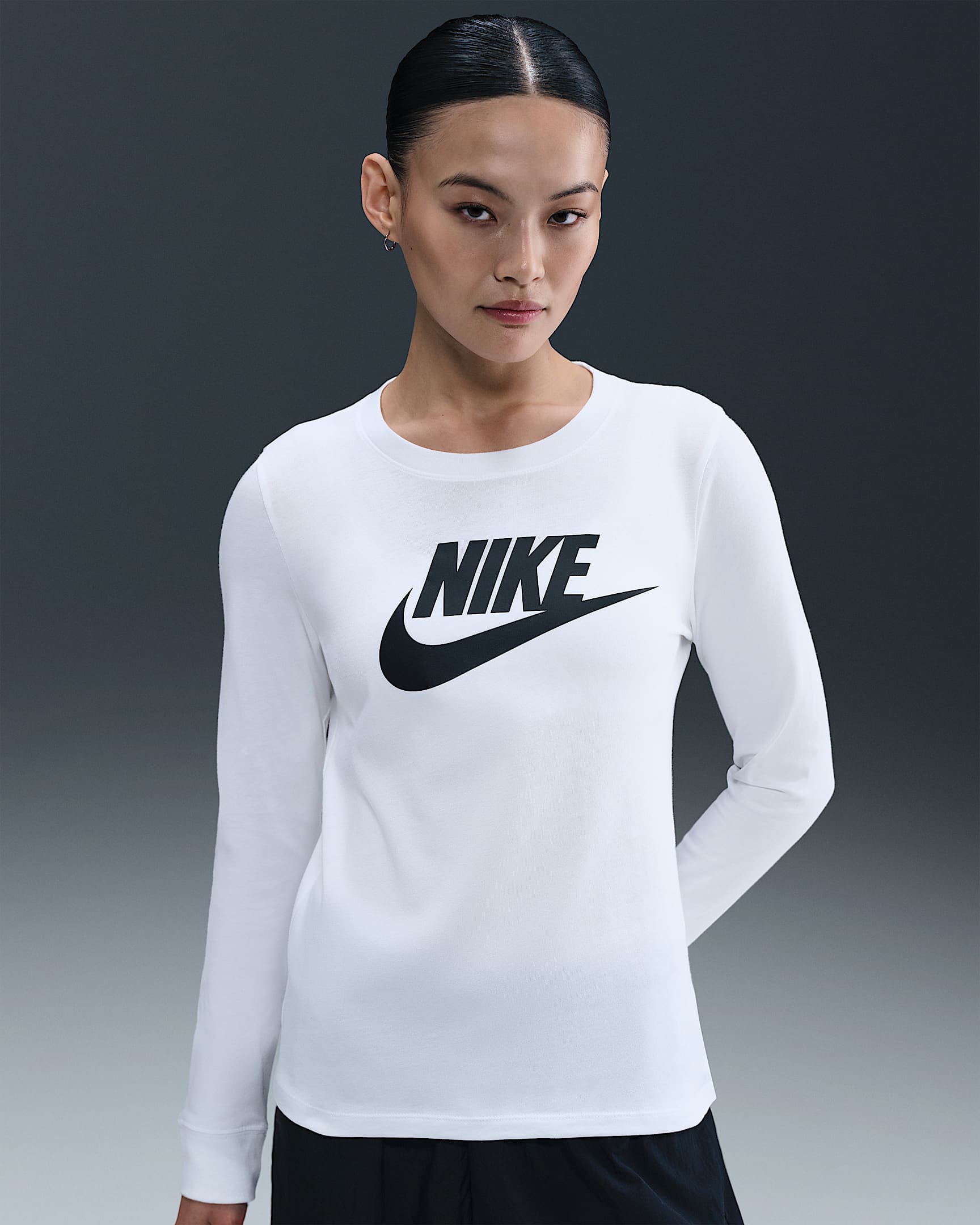 ナイキ スポーツウェア クラブ エッセンシャル ウィメンズ ロングスリーブ ロゴ Tシャツ - ホワイト/ブラック
