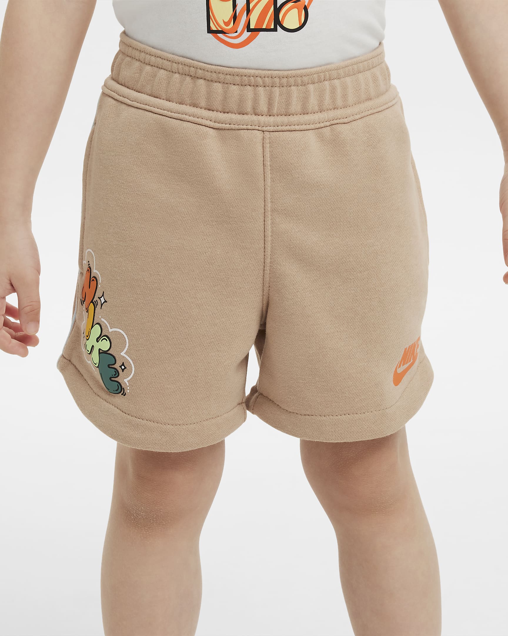 Nike Sportswear Create Your Own Adventure French-Terry-Shorts mit Grafik für Kleinkinder - Hemp