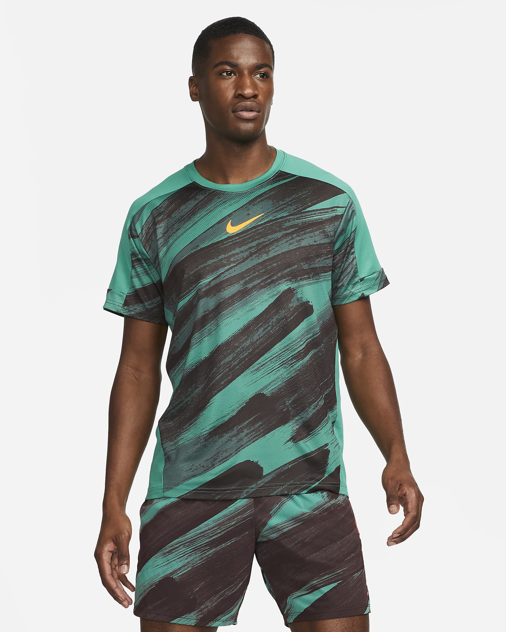 Playera de entrenamiento de manga corta para hombre Nike Dri-FIT Sport Clash - Verde ruido/Verde ruido/Naranja total