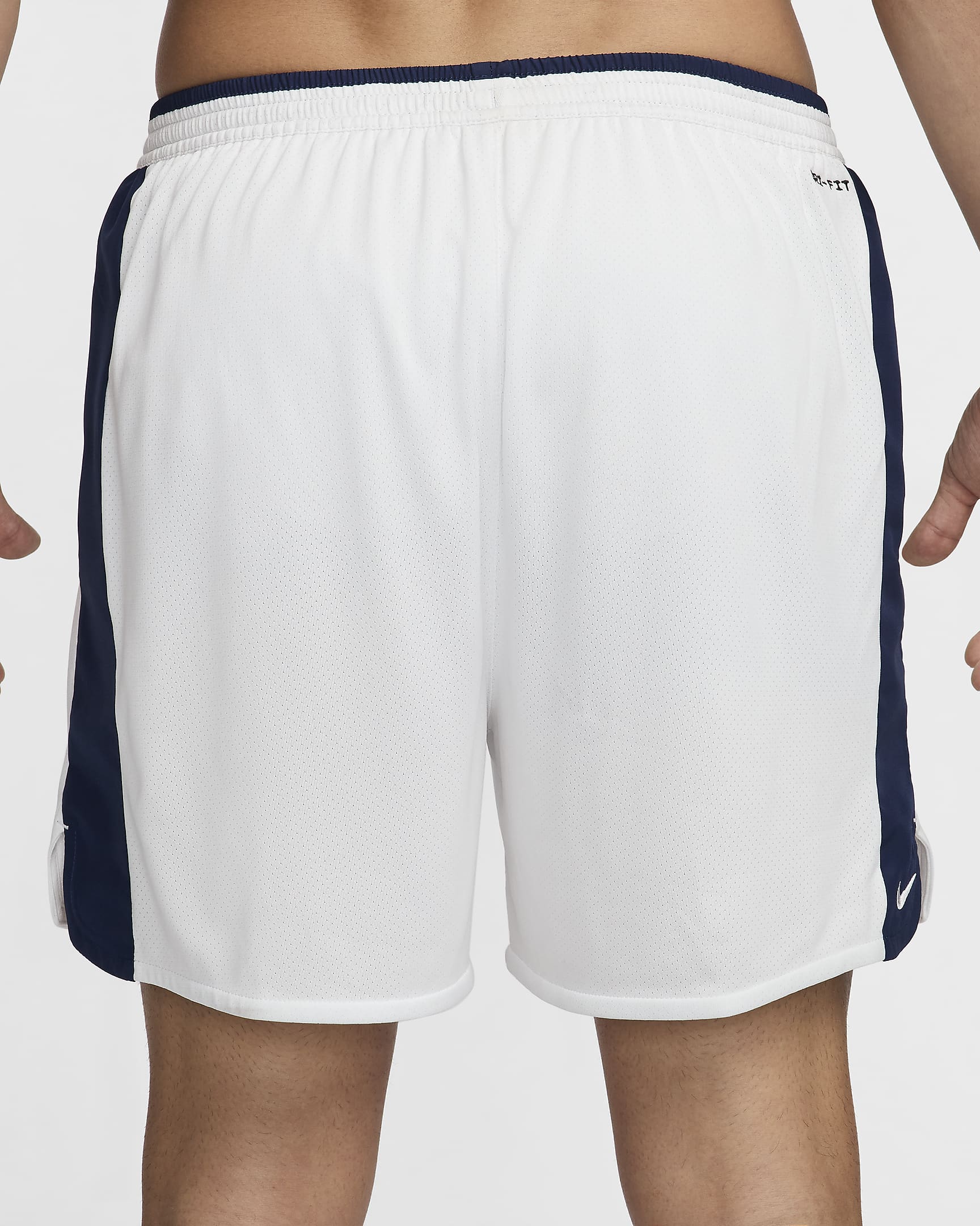 Shorts de correr Dri-FIT de 13 cm con forro de ropa interior para hombre Nike Track Club - Blanco cumbre/Azul marino medianoche/Blanco cumbre