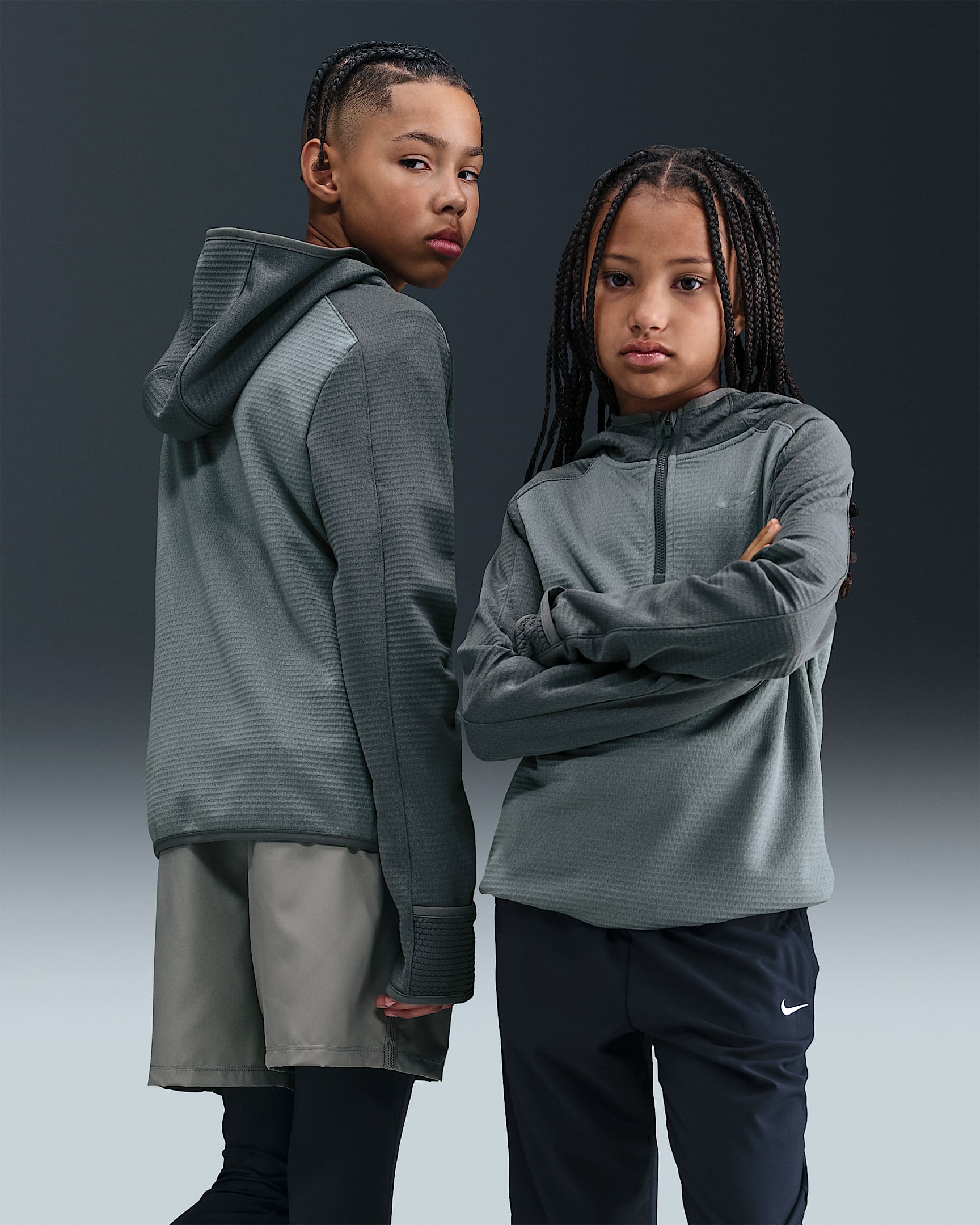Playera con cierre de 1/4 Therma-FIT para niños Nike - Gris humo/Gris hierro
