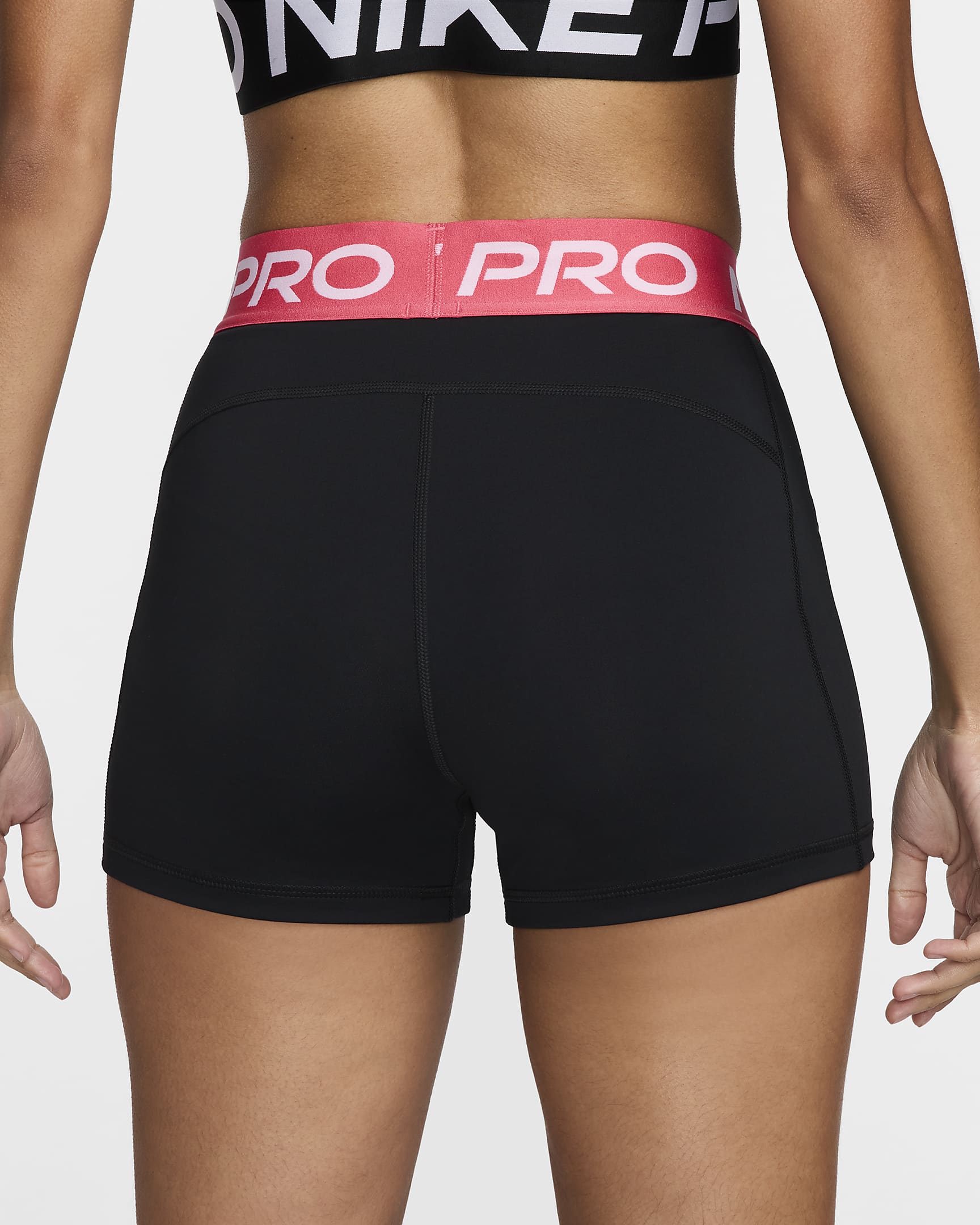 Nike Pro Leak Protection: Periodensichere Bike-Shorts (ca. 7,5 cm) mit mittelhohem Bund (Damen) - Schwarz/Aster Pink/Weiß