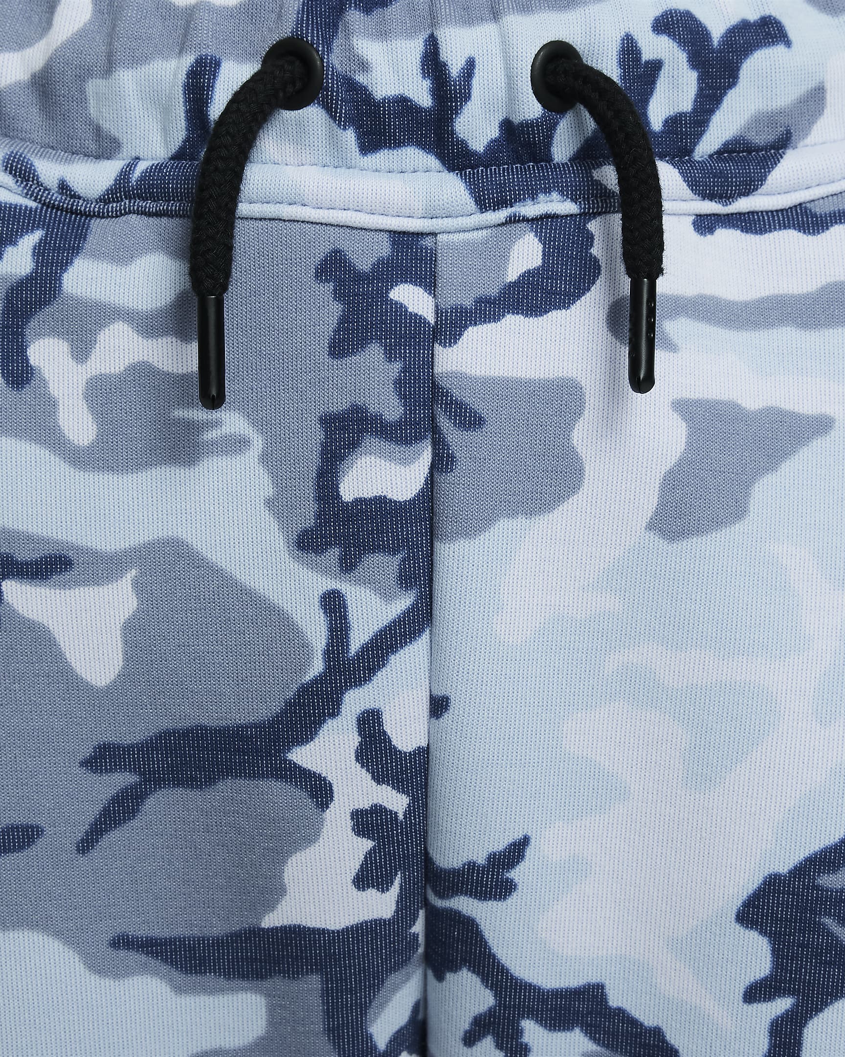 Nike Sportswear Tech Fleece joggingbroek met camouflageprint voor jongens - Ashen Slate/Ashen Slate/Zwart