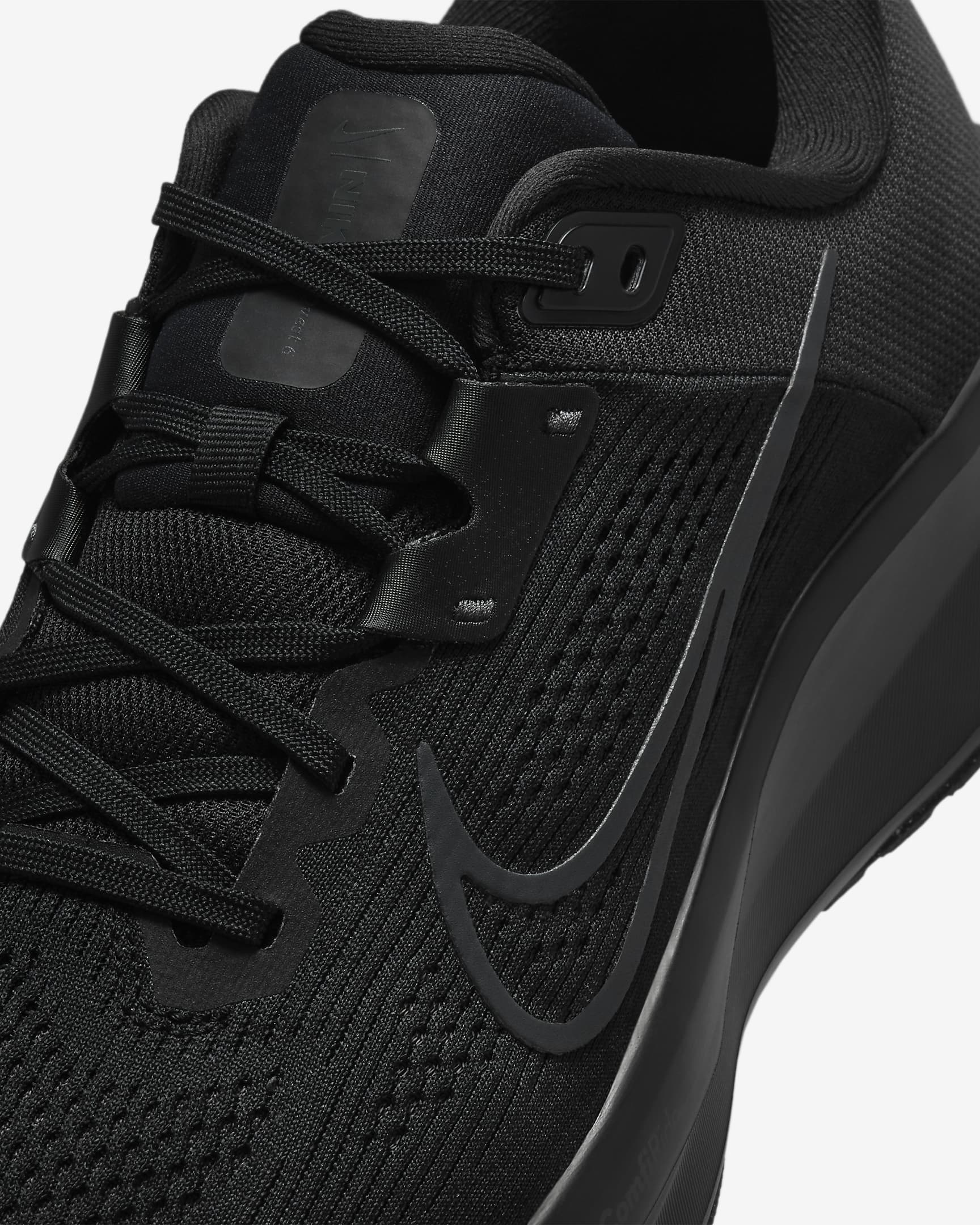 รองเท้าวิ่งโร้ดรันนิ่งผู้ชาย Nike Quest 6 - ดำ/Dark Smoke Grey