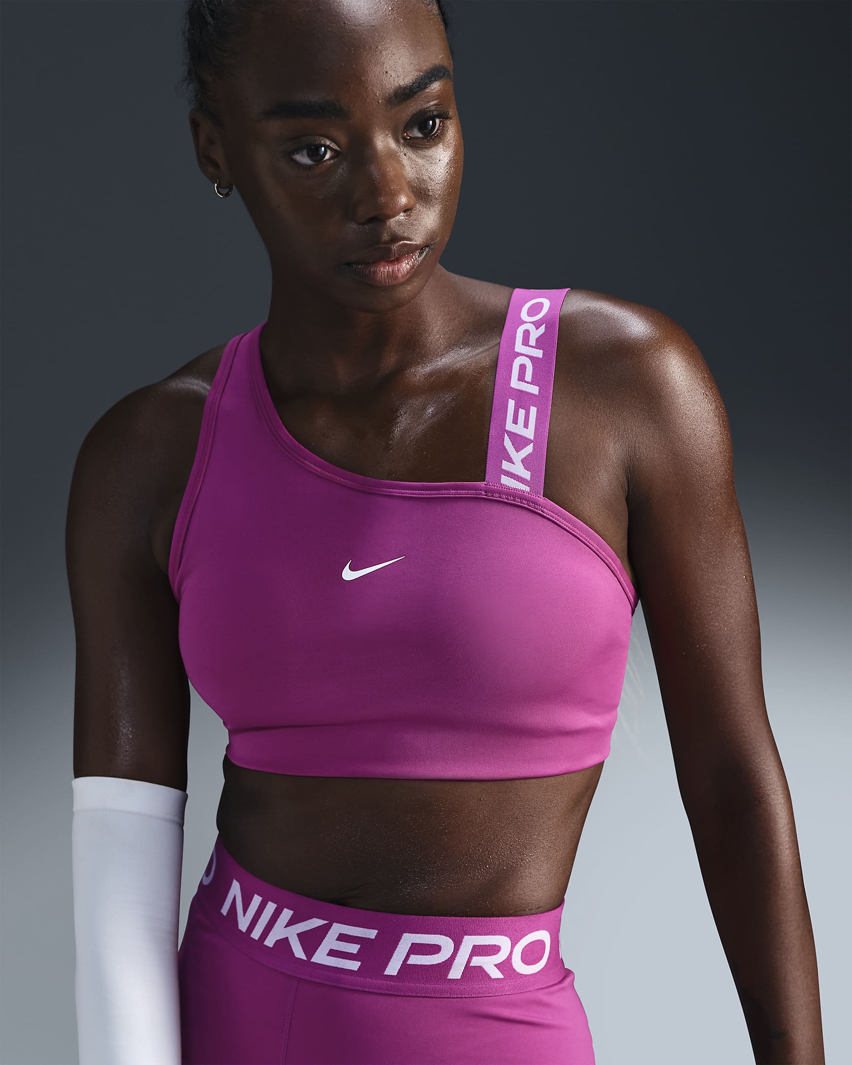 Brassière de sport rembourrée à maintien normal Nike Pro Swoosh Asymmetrical pour femme - Hot Fuchsia/Blanc/Blanc