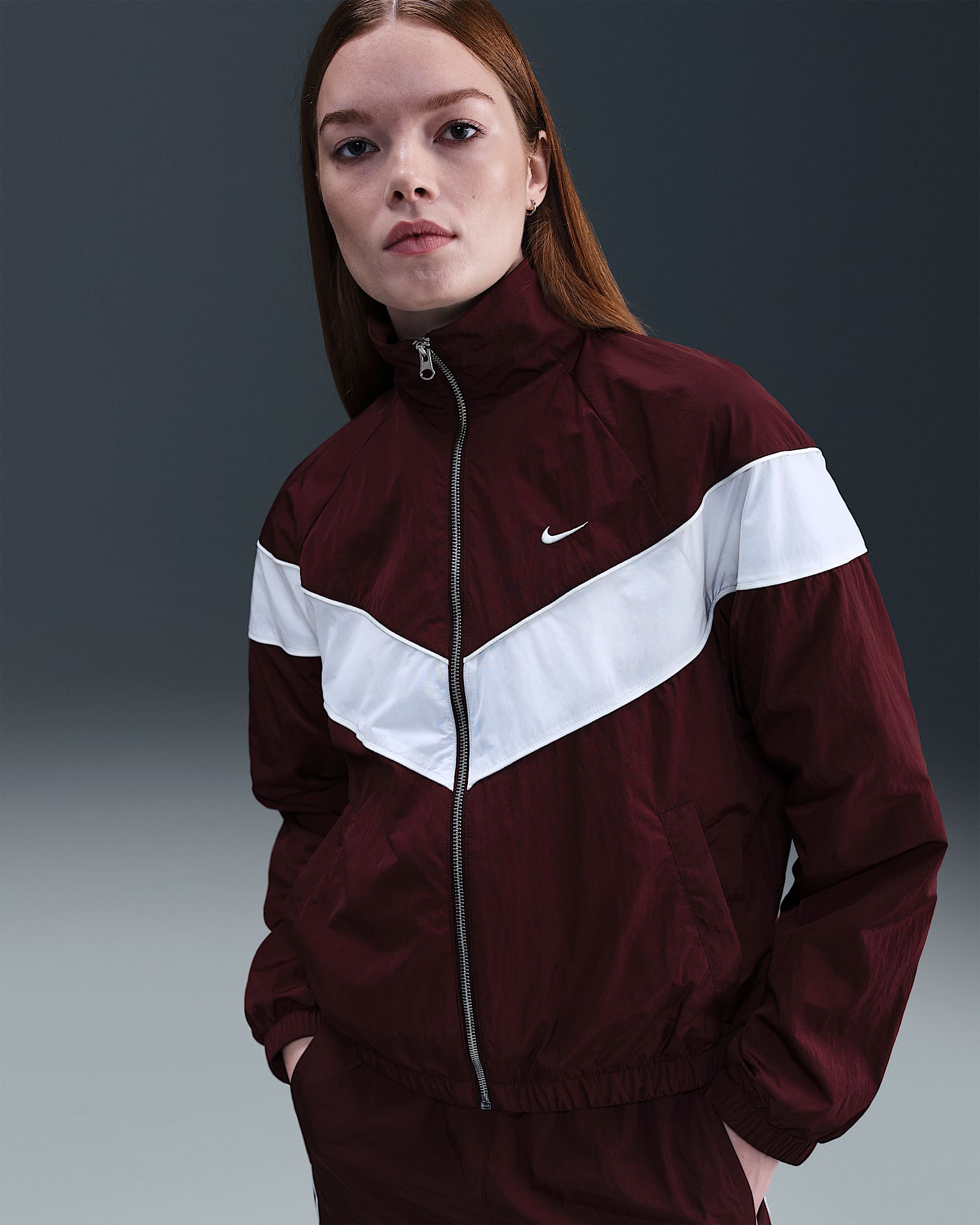 Nike Windrunner ruimvallend geweven damesjack met uv-bescherming en rits over de hele lengte - Burgundy Crush/Sail/Sail/Sail