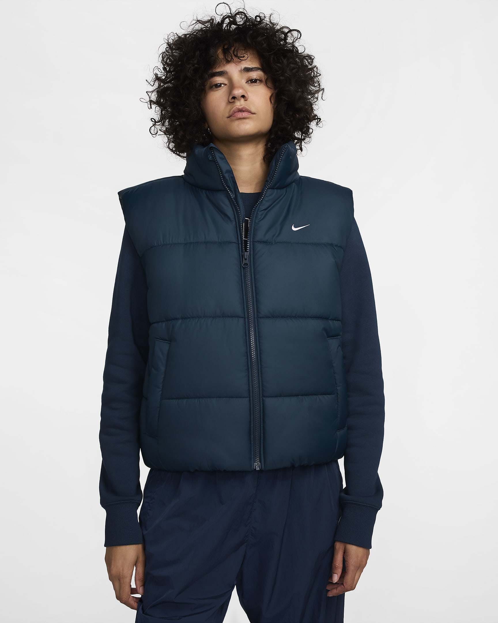 Nike Sportswear Classic Puffer Therma-FIT ruimvallende bodywarmer voor dames - Armory Navy/Wit