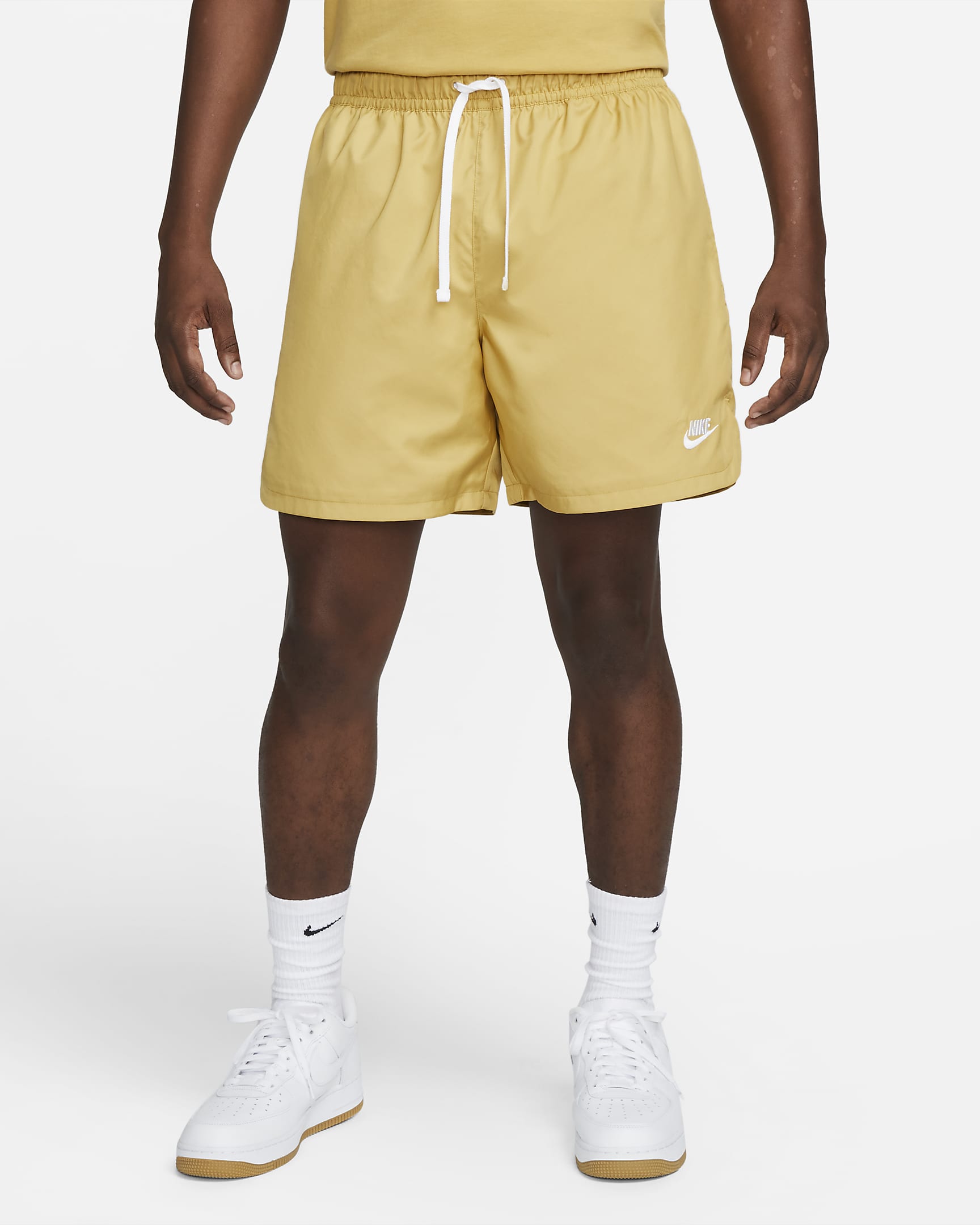 Shorts de ajuste relajado de tejido Woven forrados para hombre Nike Sportswear Sport Essentials - Oro trigo/Blanco