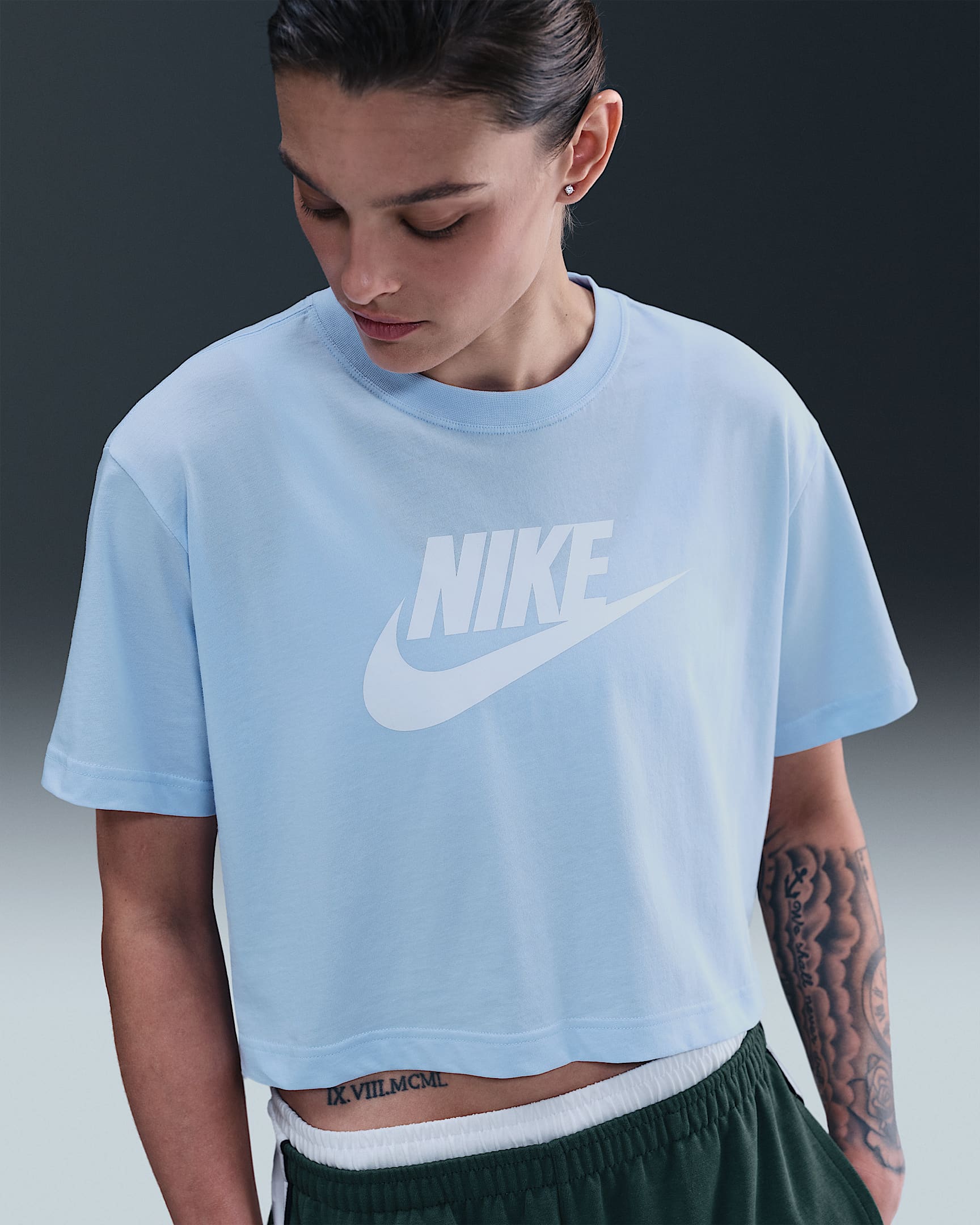 Playera cropped con logotipo para mujer Nike Sportswear Essential - Azul celestino/Blanco
