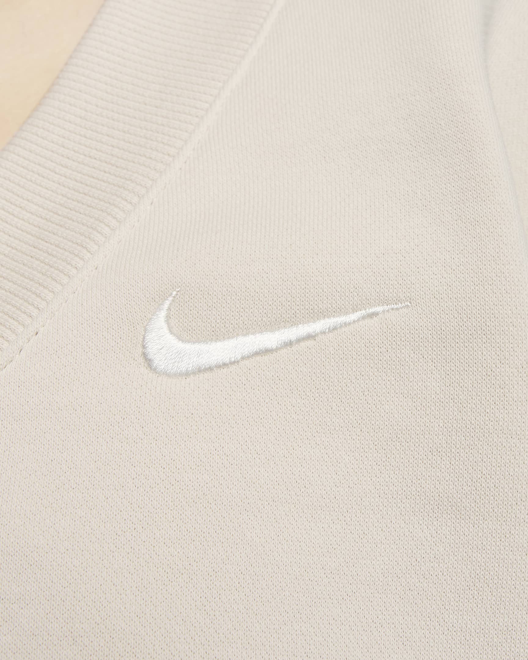 Haut court à col en V Nike Sportswear Phoenix Fleece pour femme - Light Orewood Brown/Sail