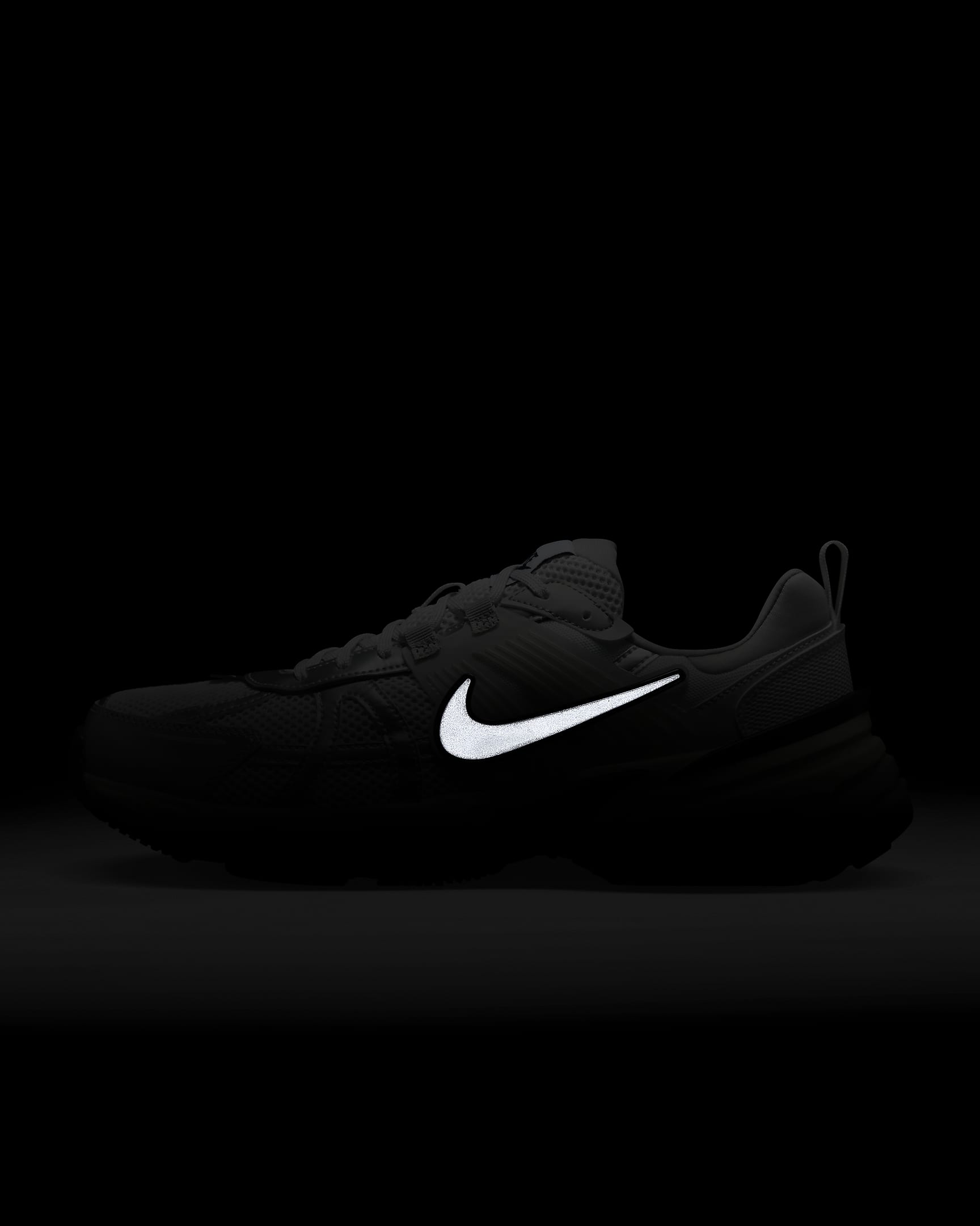 Tenis para hombre Nike V2K Run - Blanco cumbre/Platino puro/Mena de hierro claro/Plata metalizado