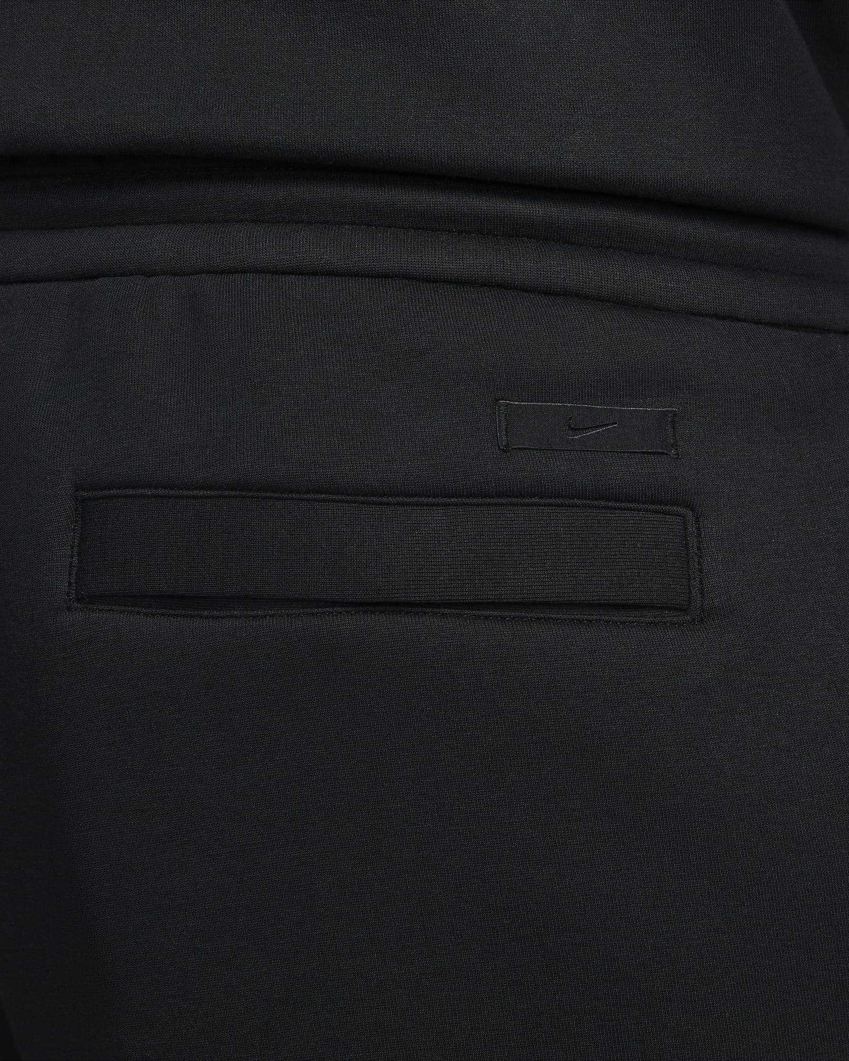 Nike Sportswear Tech Fleece Reimagined Herren-Trainingshose mit offener Passform und offenem Saum - Schwarz/Schwarz