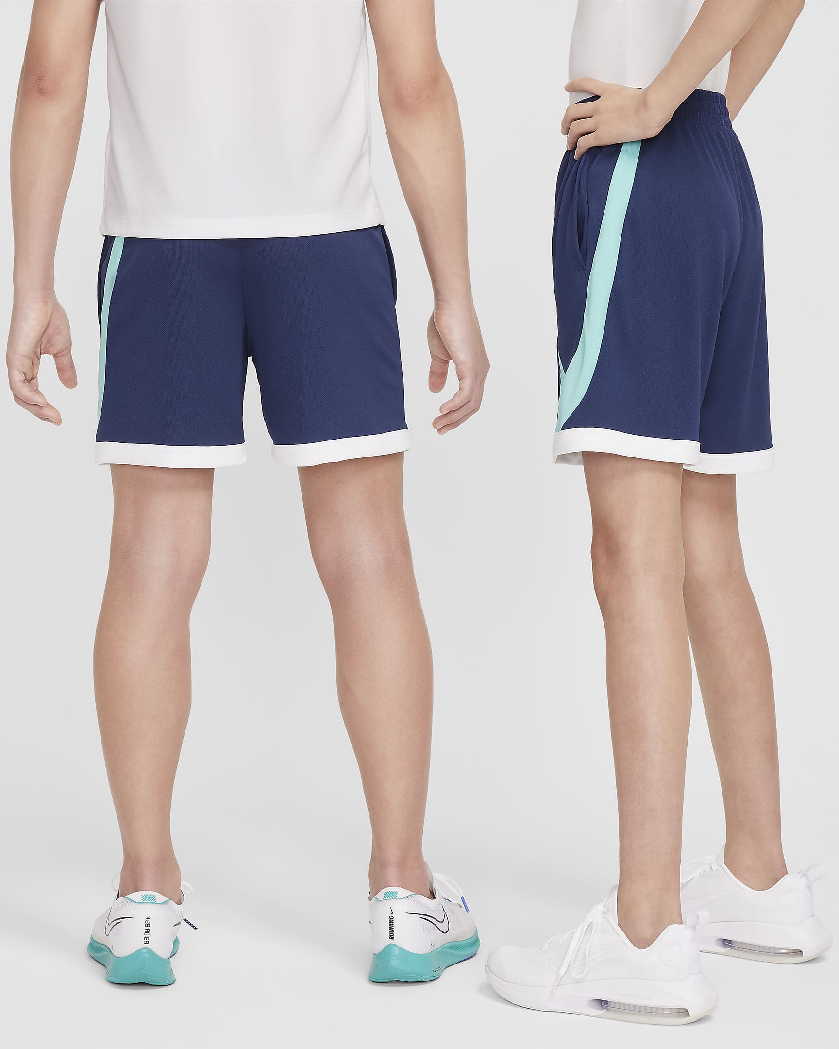 Nike Multi+ Trainingsshorts mit Dri-FIT-Technologie für ältere Kinder - Midnight Navy/Green Frost/Weiß