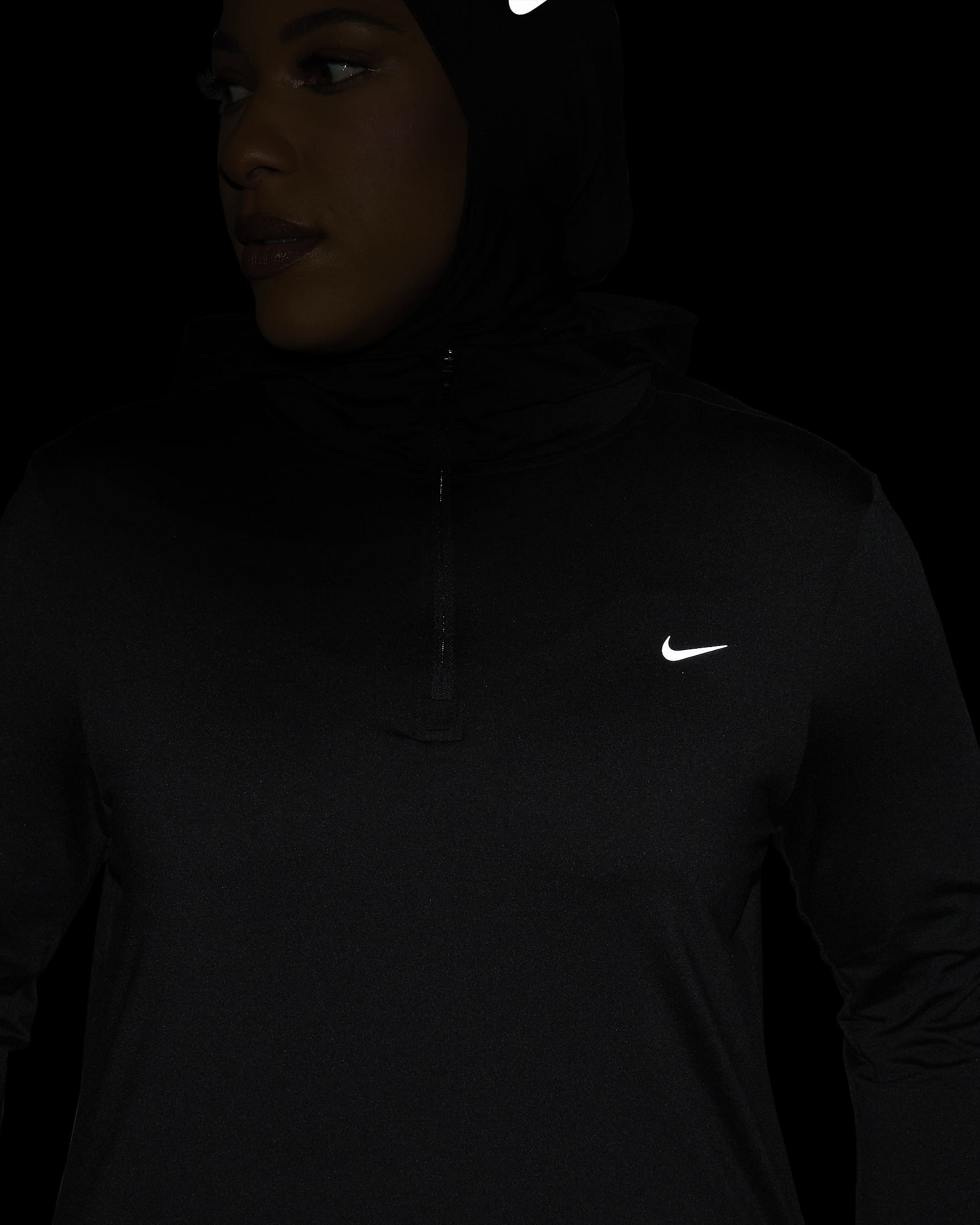 Nike Dri-FIT Swift Element UV női kapucnis futókabát - Fekete