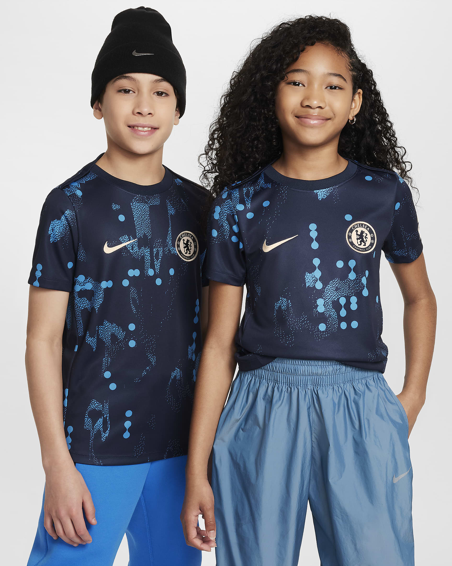 Przedmeczowa koszulka piłkarska z krótkim rękawem dla dużych dzieci Nike Dri-FIT Chelsea F.C. Academy Pro - Obsidian/Guava Ice