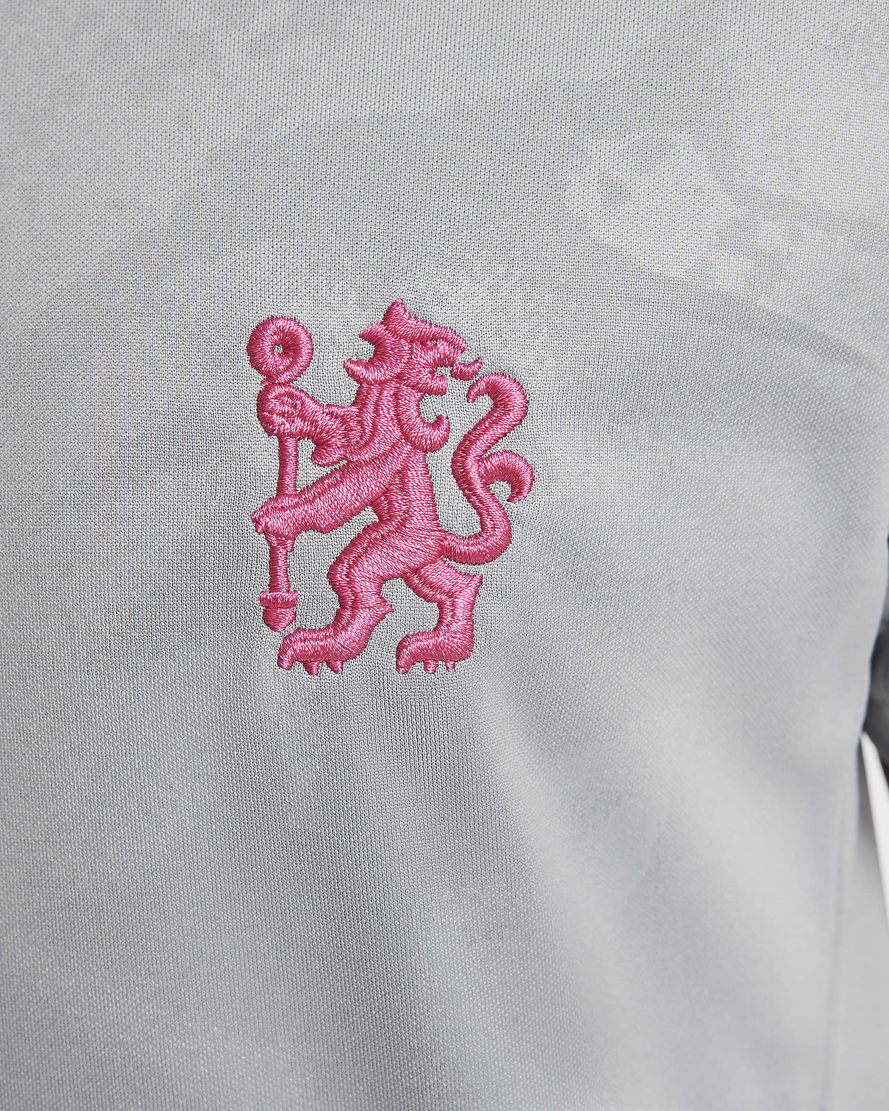 Chelsea FC Academy Pro Third Nike Dri-FIT Pre-Match-Fußballoberteil (ältere Kinder) - Particle Grey/Schwarz/Opti Yellow/Pink Prime