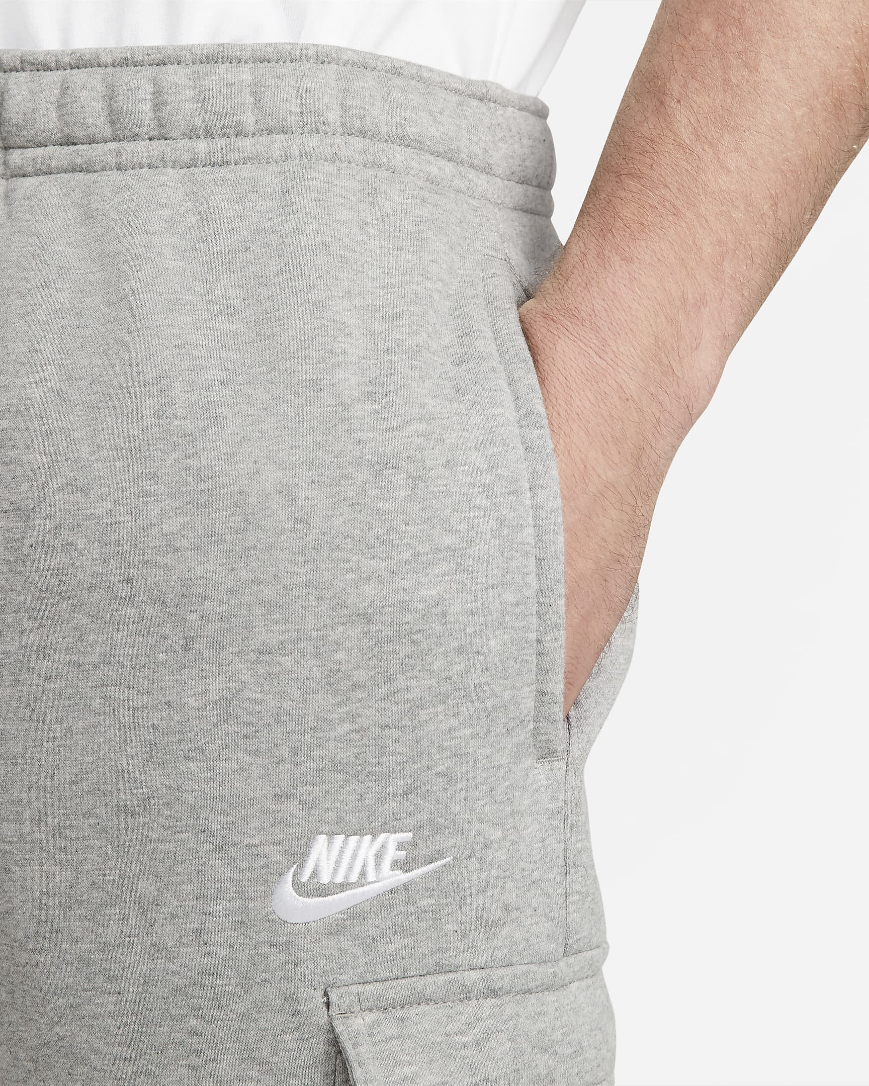 Nike Sportswear Club Fleece cargobukse til herre - Dark Grey Heather/Matte Silver/Hvit