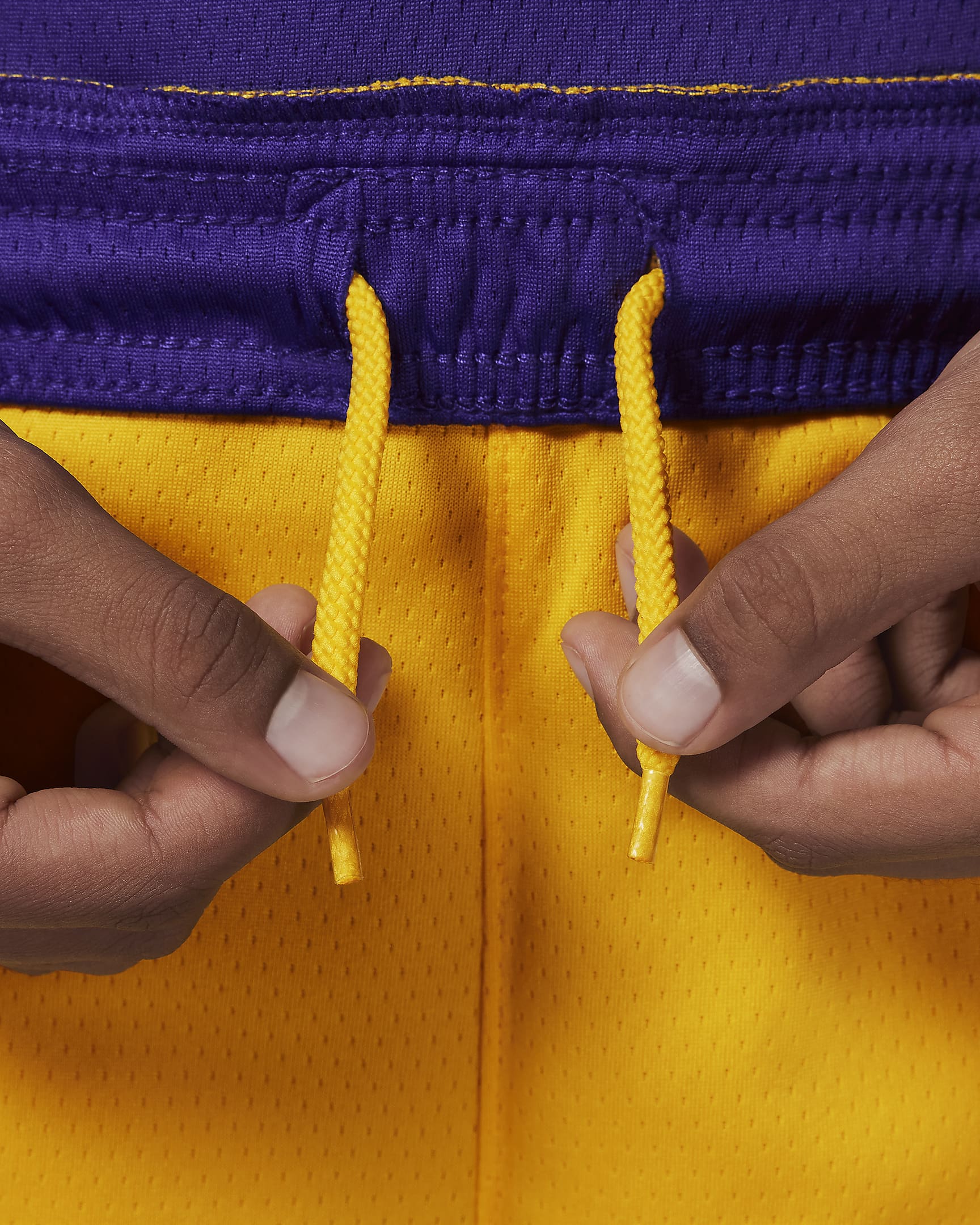 Los Angeles Lakers 2023/24 Icon Edition Nike NBA Swingman Shorts für ältere Kinder (Jungen) - Amarillo