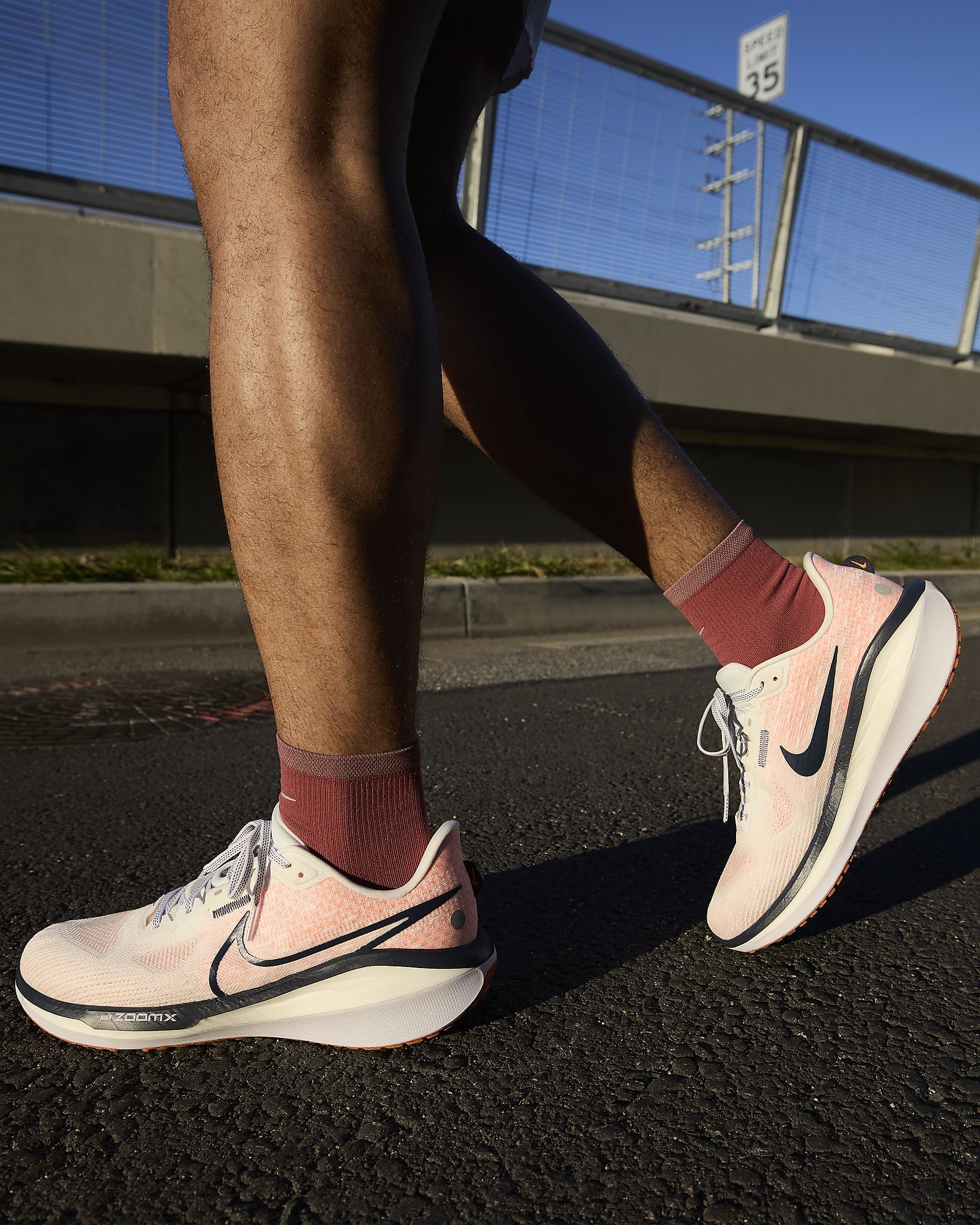 Tenis de correr en pavimento para hombre Nike Vomero 17 - Blanco cumbre/Naranja total/Blanco/Trueno azul