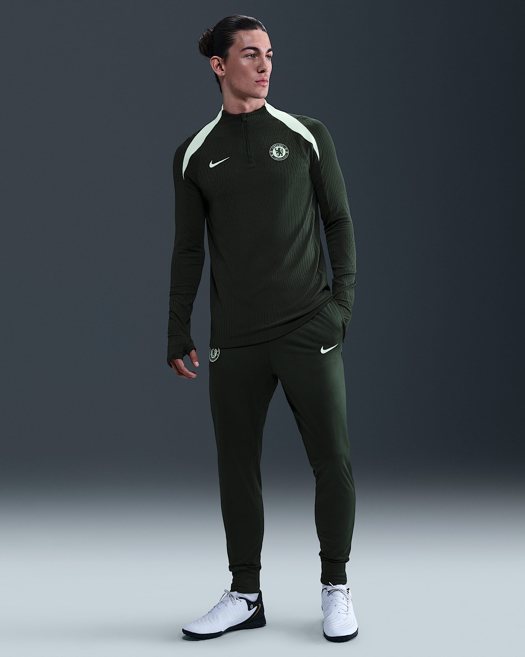 FC Chelsea Strike Nike Dri-FIT Fußball-Trainingshose aus Strickmaterial (Herren) - Outdoor Green/Phantom