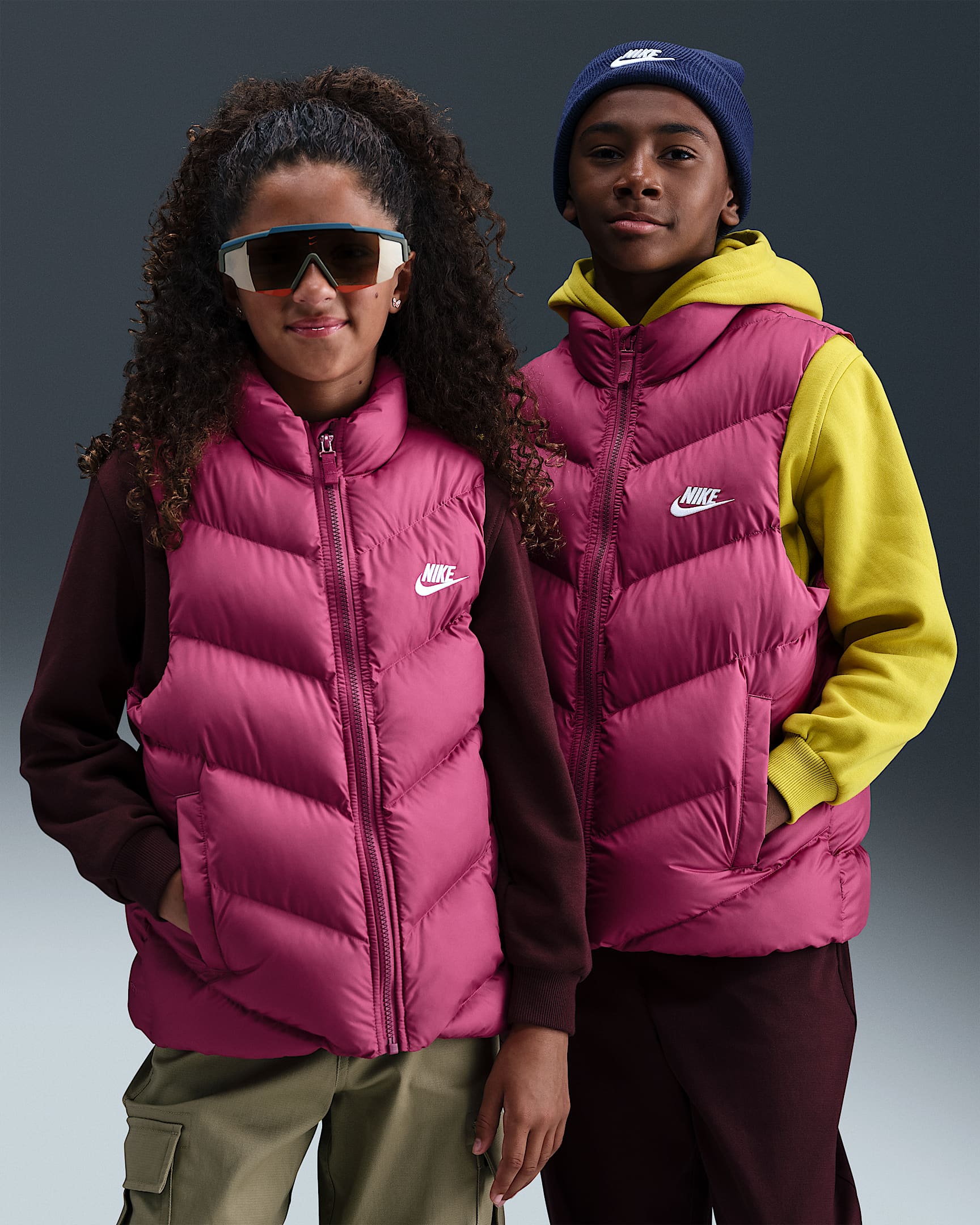 Nike Sportswear All Day Play Therma-FIT boblevest med ledig passform til store barn - Sweet Beet/Hvit