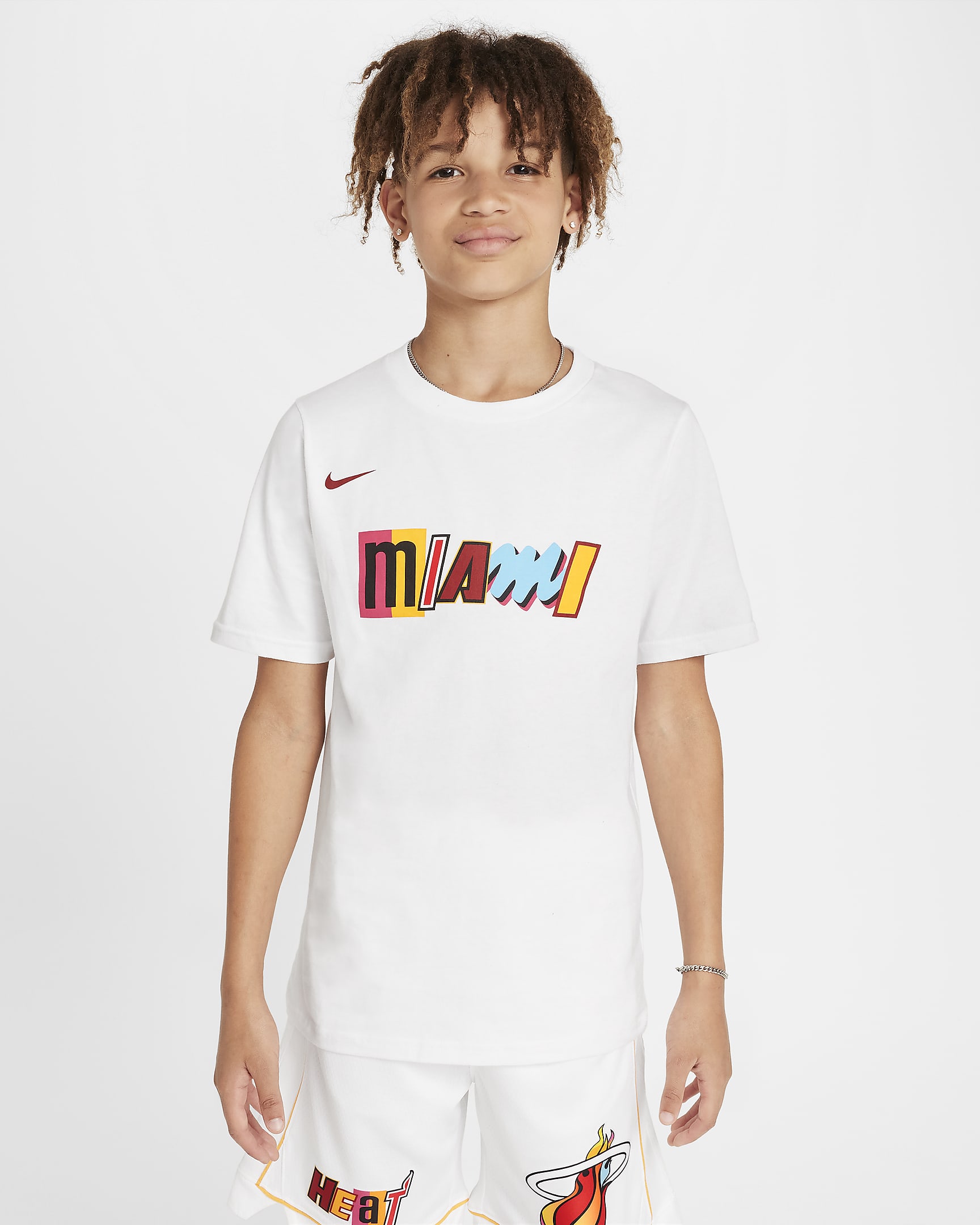 Miami Heat City Edition Nike NBA emblémás póló nagyobb gyerekeknek - Fehér