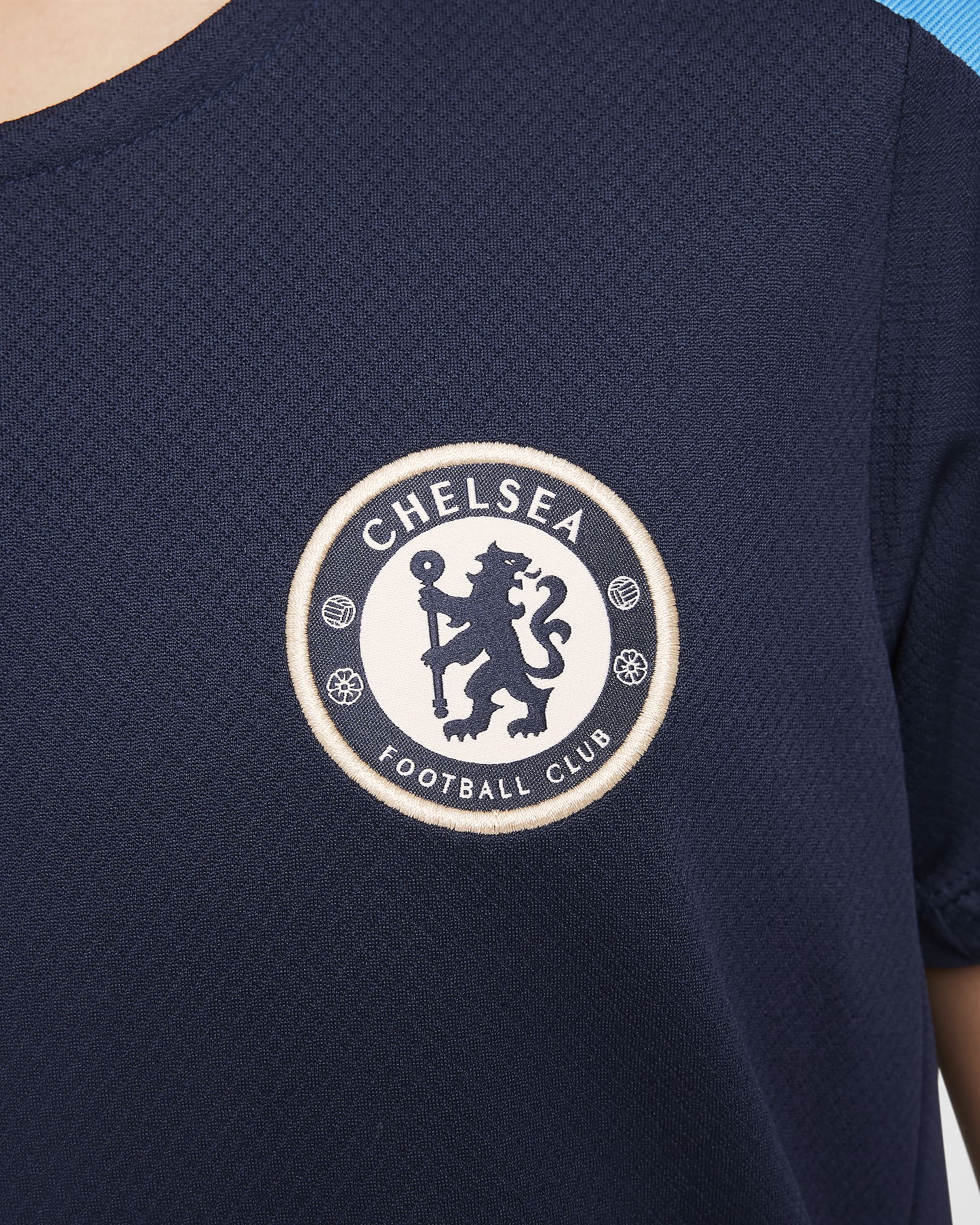 Chelsea FC Strike Nike Dri-FIT Kısa Kollu Örgü Genç Çocuk Futbol Üstü - Obsidian/Obsidian/Light Photo Blue/Guava Ice