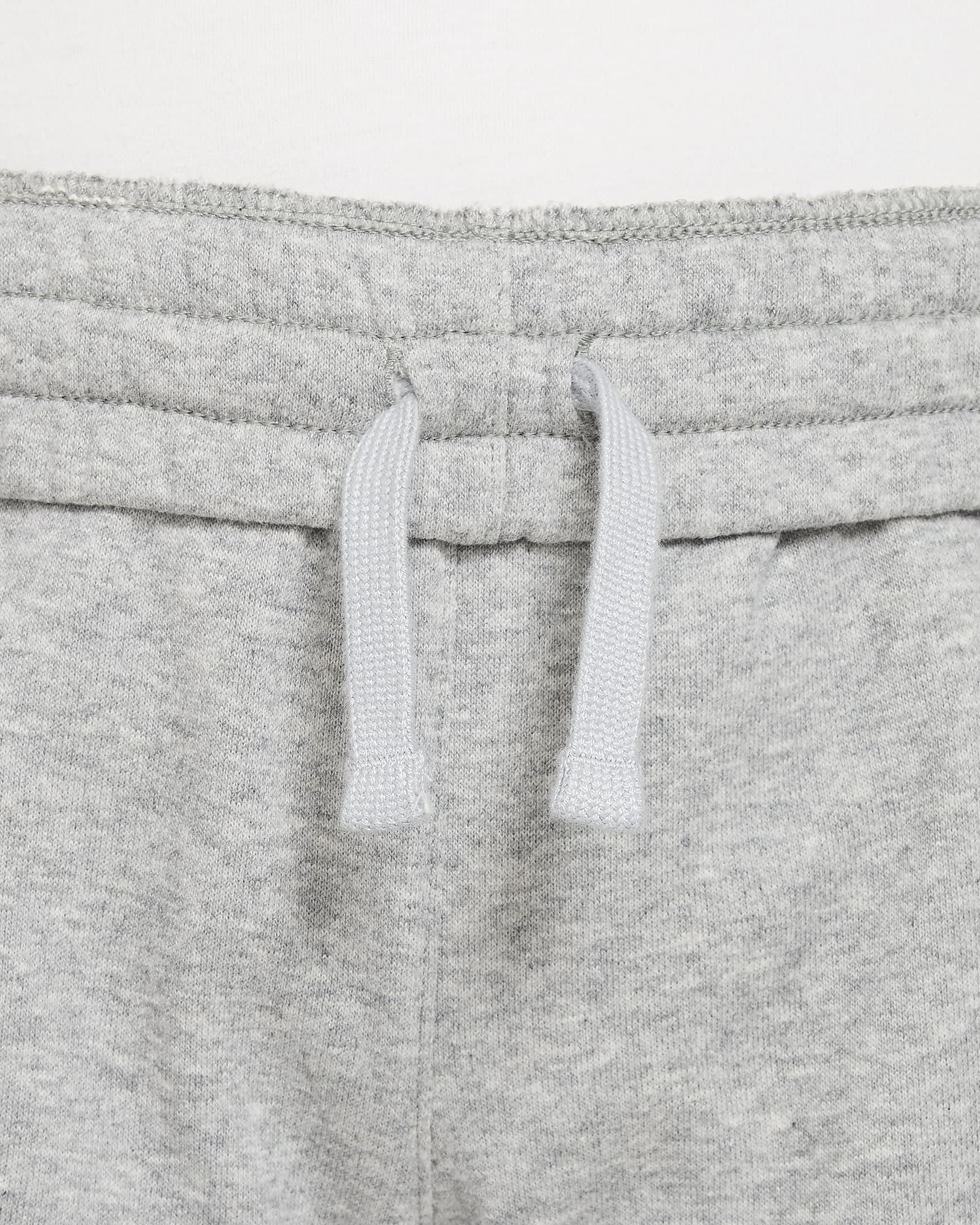 Nike Sportswear Club Fleece-shorts i french terry til større børn - Dark Grey Heather/Base Grey/hvid