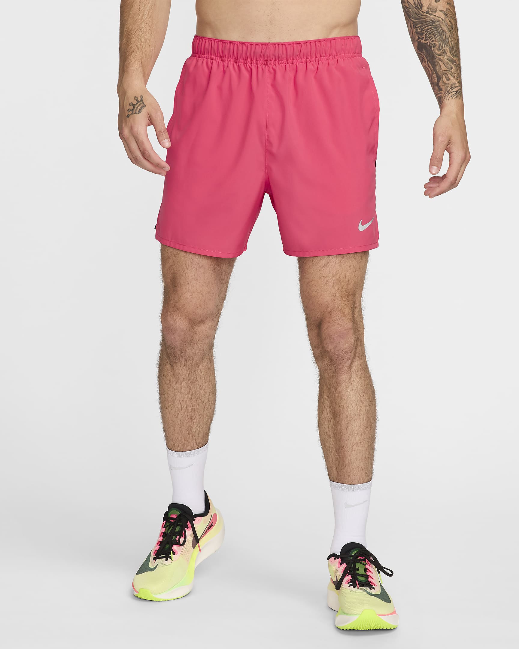 Shorts de correr Dri-FIT de 13 cm con forro de ropa interior para hombre Nike Challenger - Rosa margarita/Negro/Negro