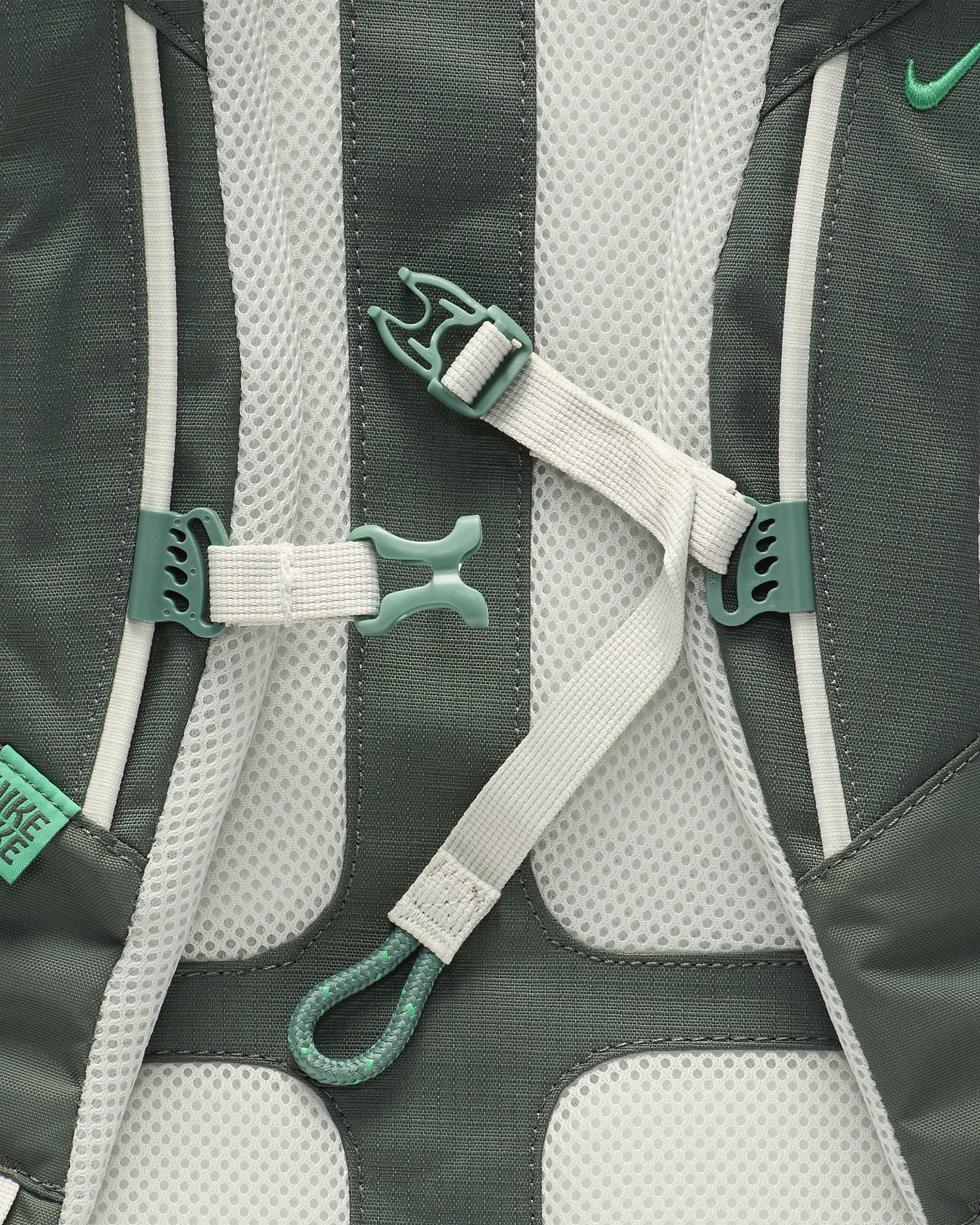 Nike Hike Rucksack (27 l) - Vintage Green/Light Silver/Stadium Green