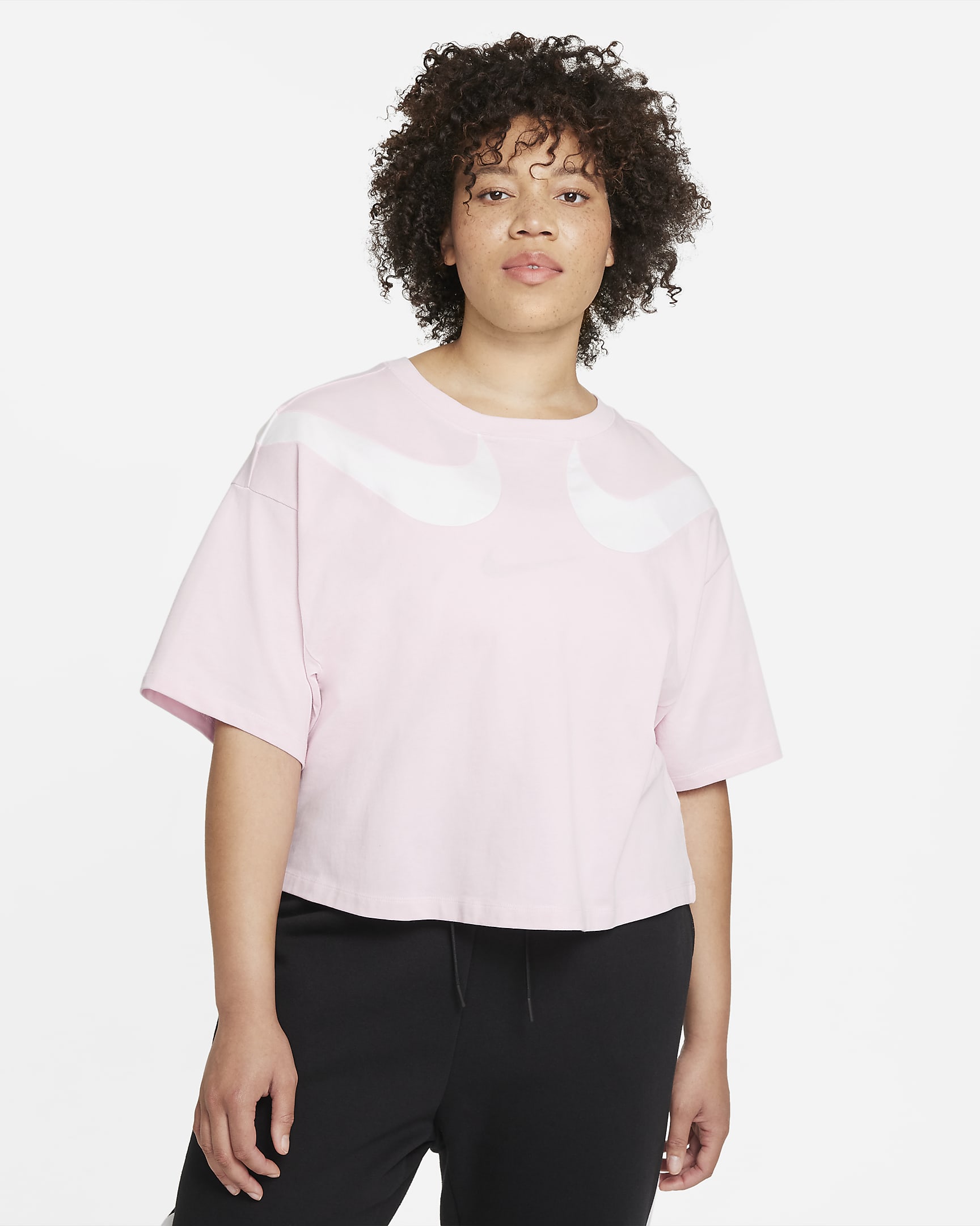 Playera corta para mujer (talla grande) Nike Sportswear Swoosh - Rosa regio/Blanco/Blanco