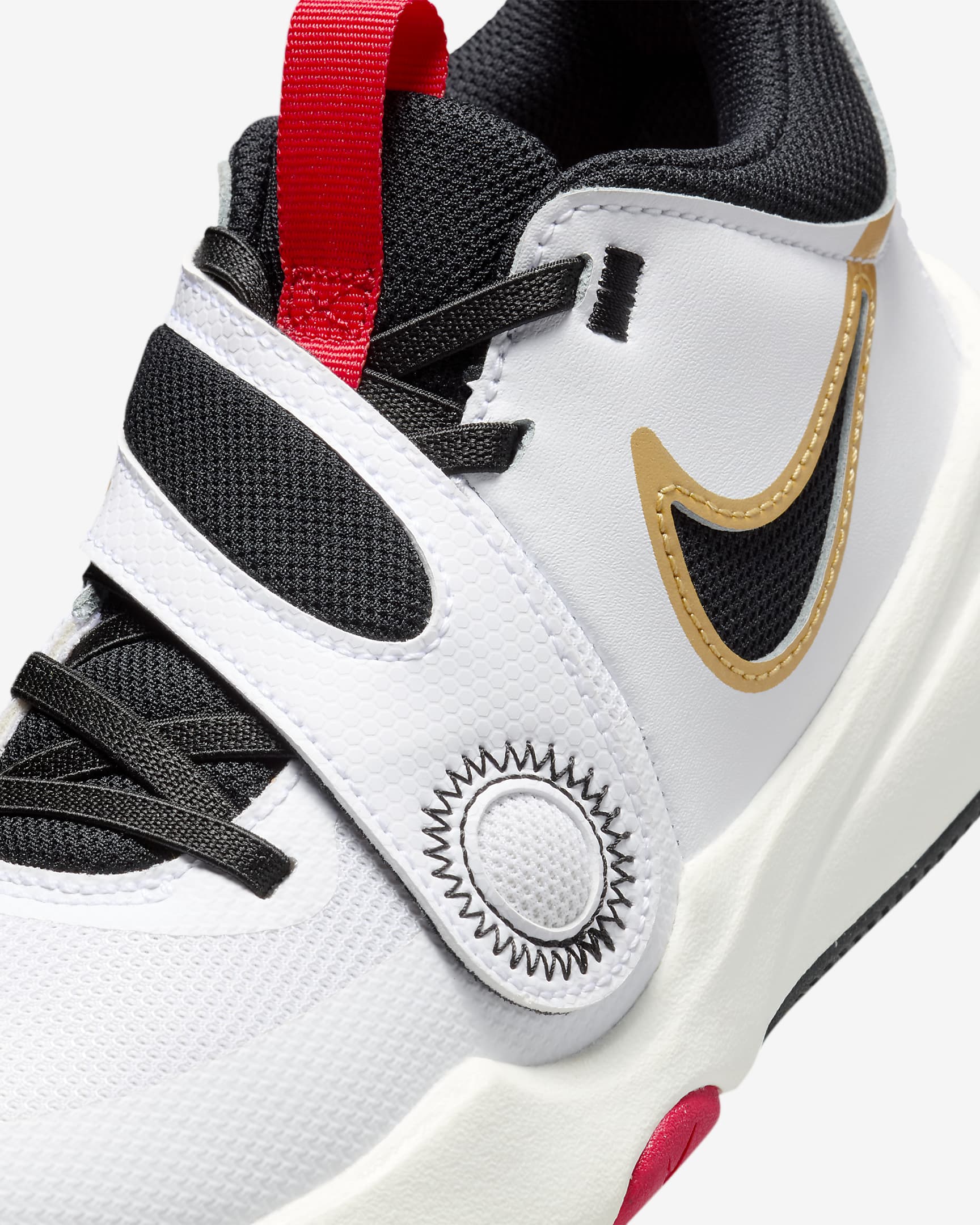 Nike Team Hustle D 11 kosárlabdacipő nagyobb gyerekeknek - Fehér/Metallic Gold/University Red/Fekete