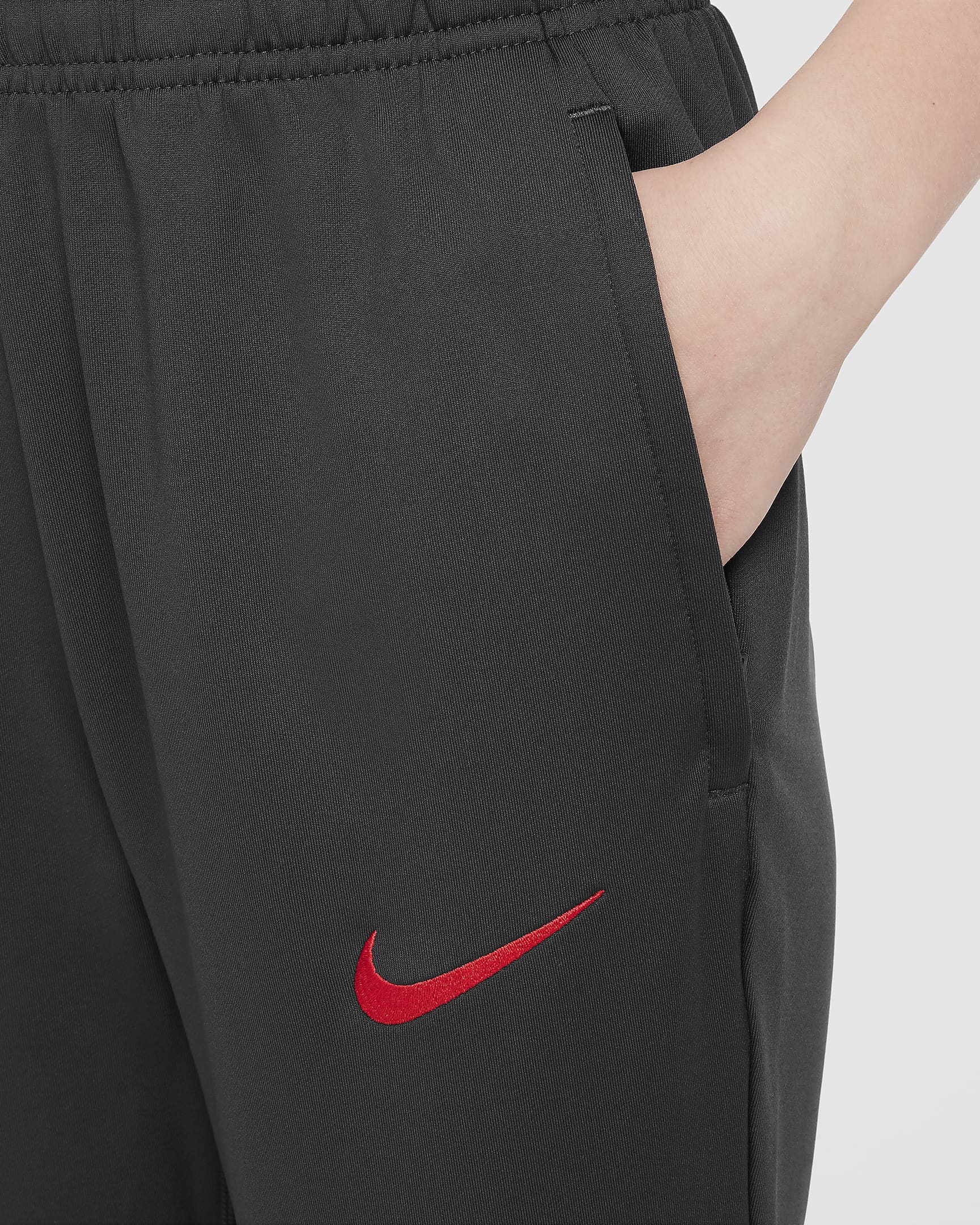 FC Liverpool Strike Third Nike Dri-FIT Fußballhose (ältere Kinder) - Dark Smoke Grey/Chrome Yellow/Global Red