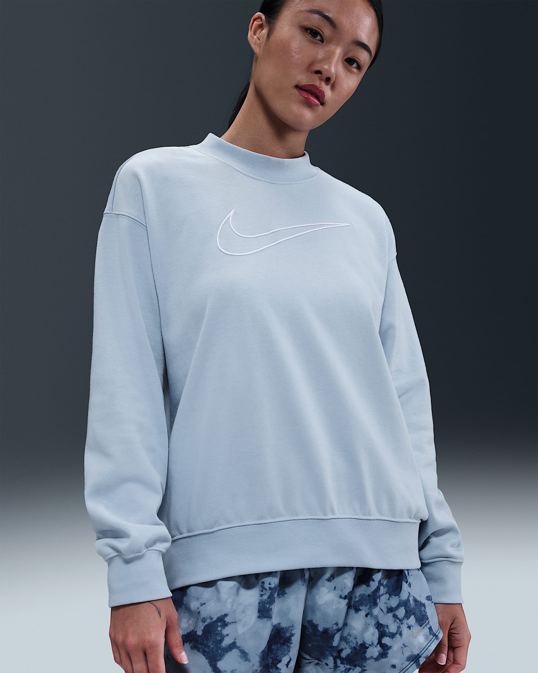 ナイキ Dri-FIT ゲット フィット ウィメンズ グラフィック クルーネック スウェットシャツ - ライトアーモリーブルー/ホワイト