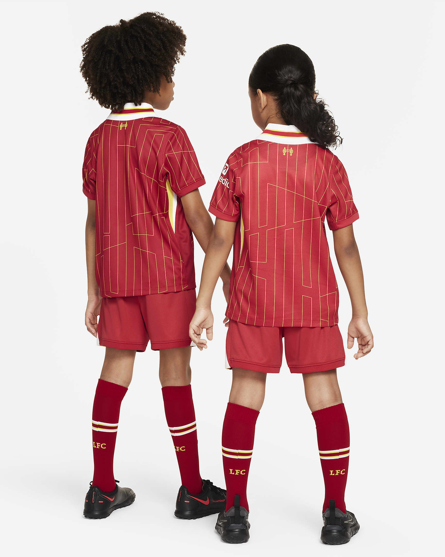 Liverpool FC 2024/25 Stadium hazai Nike Soccer háromrészes replikaszett kisgyerekeknek - Gym Red/Fehér/Chrome Yellow