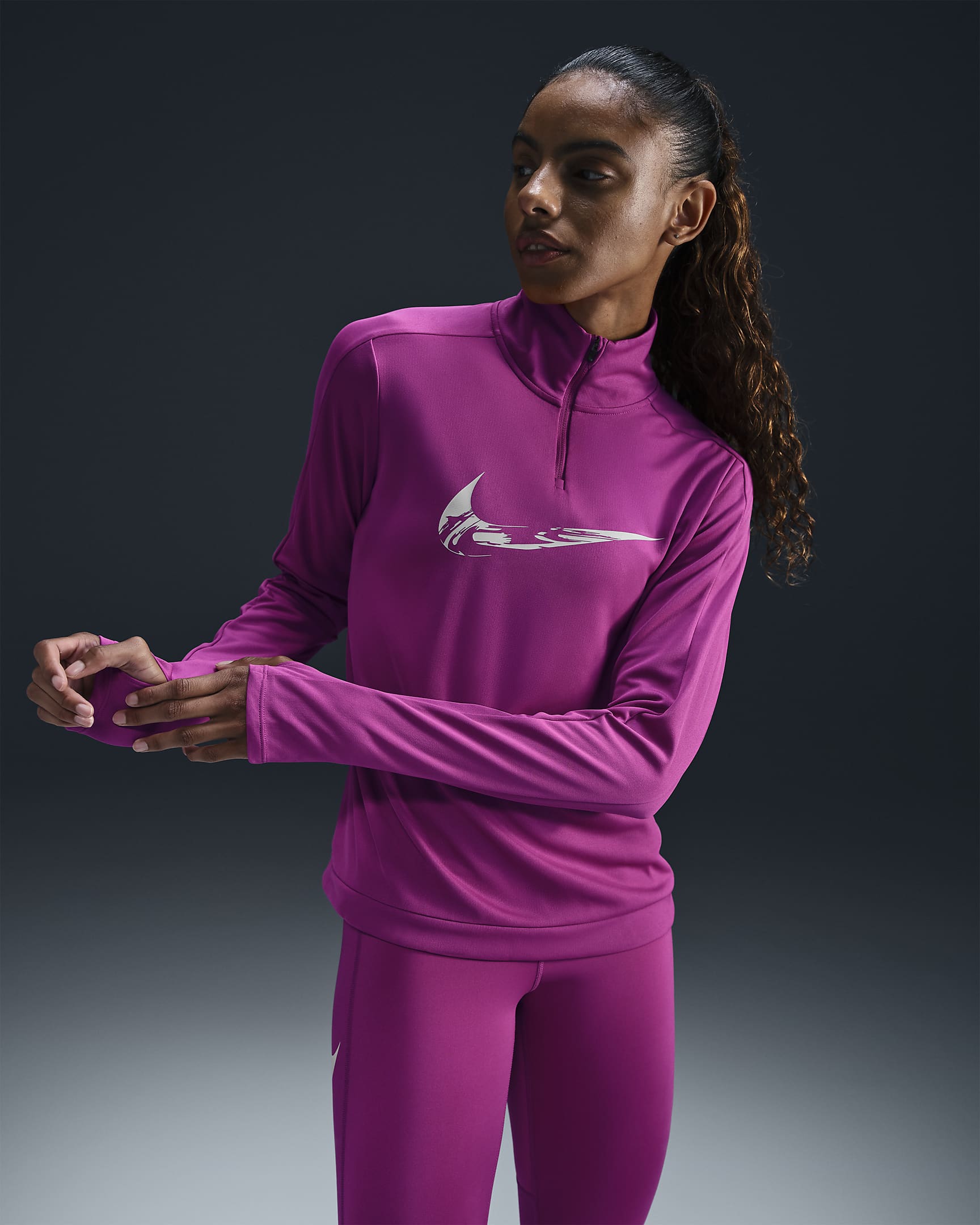 Vêtement deuxième couche de running Dri-FIT à 1/4 de zip Nike Swoosh pour femme - Hot Fuchsia/Light Wild Mango