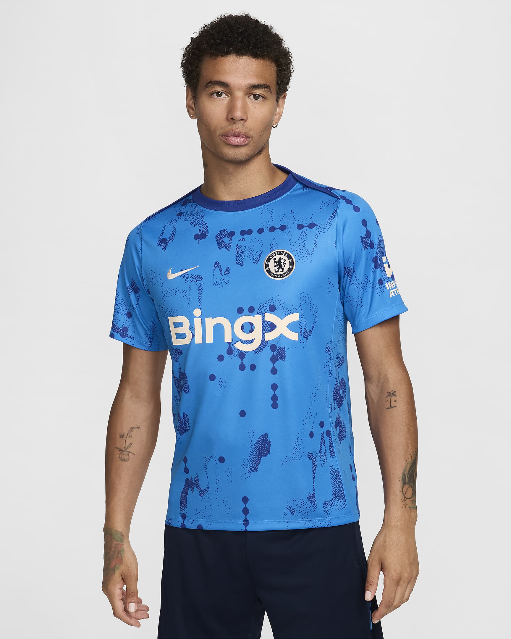 Kortærmet Chelsea FC Academy Pro Nike Dri-FIT-opvarmningstrøje til fodbold til mænd - Light Photo Blue/Rush Blue/Guava Ice